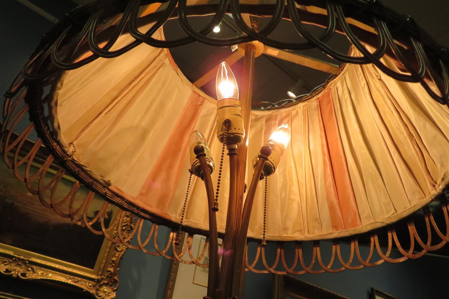 Beeindruckende Stehlampe aus vergoldeter Bronze und Marmor im Louis-XVI.-Stil im Angebot 1