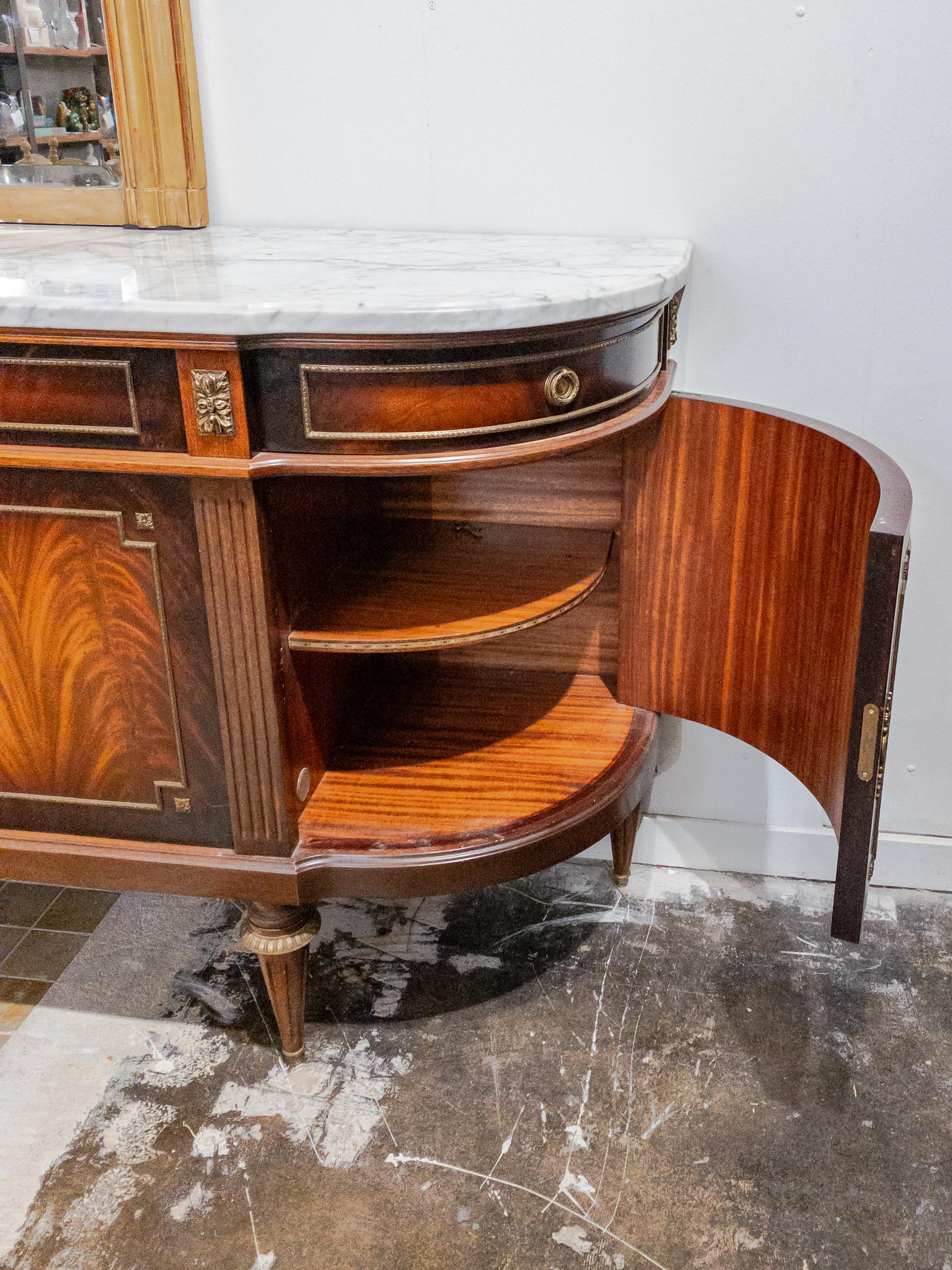 Impressionnant buffet de style Louis XVI en marbre et acajou en vente 4