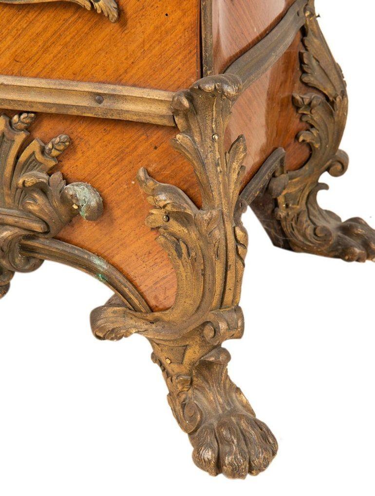 Impressionnant piédestal de style Louis XVI monté en bronze doré en vente 4