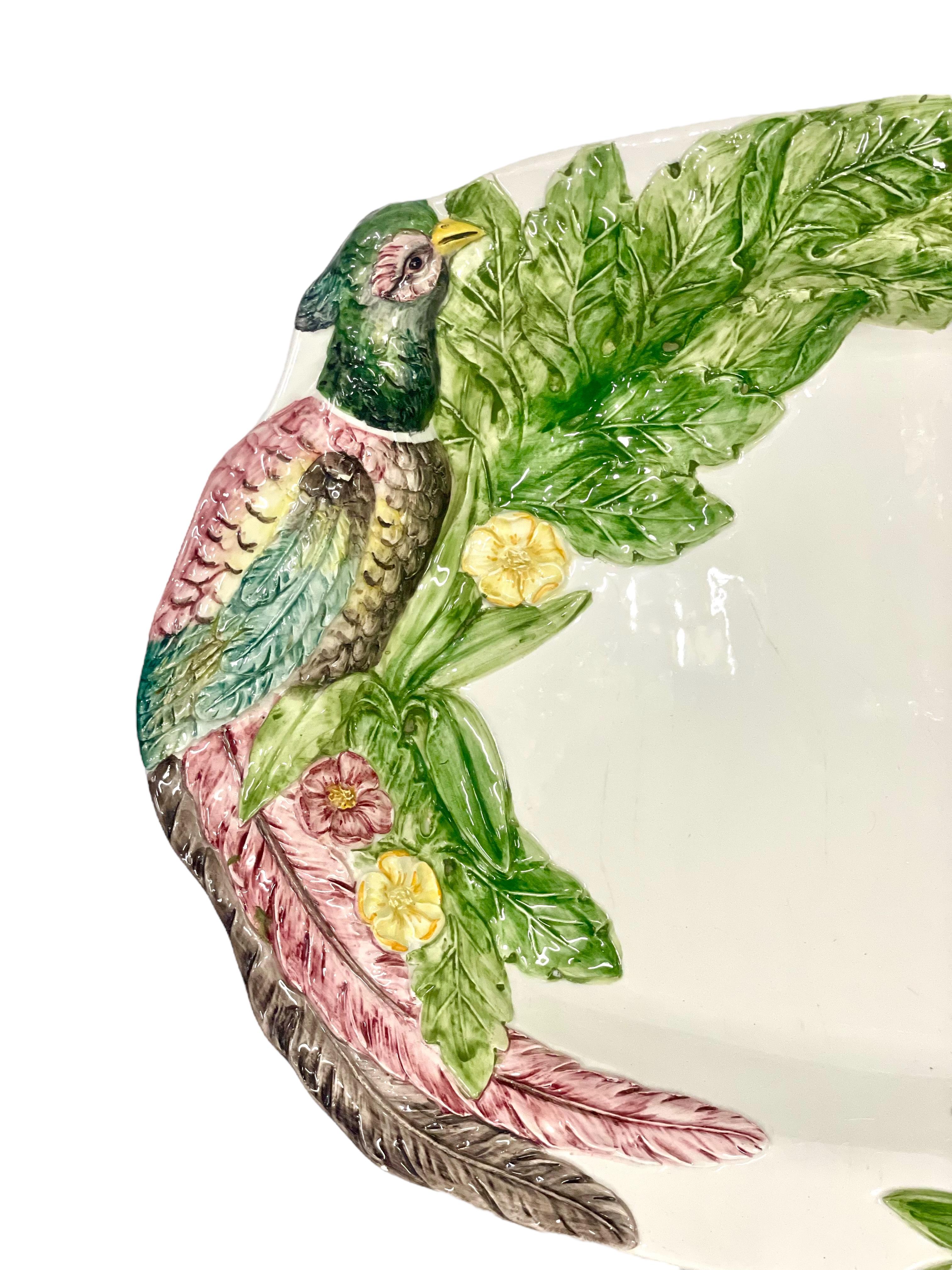 French Vintage Large Majolica Serving Platter with Handpainted Pheasant Designs In Good Condition For Sale In LA CIOTAT, FR