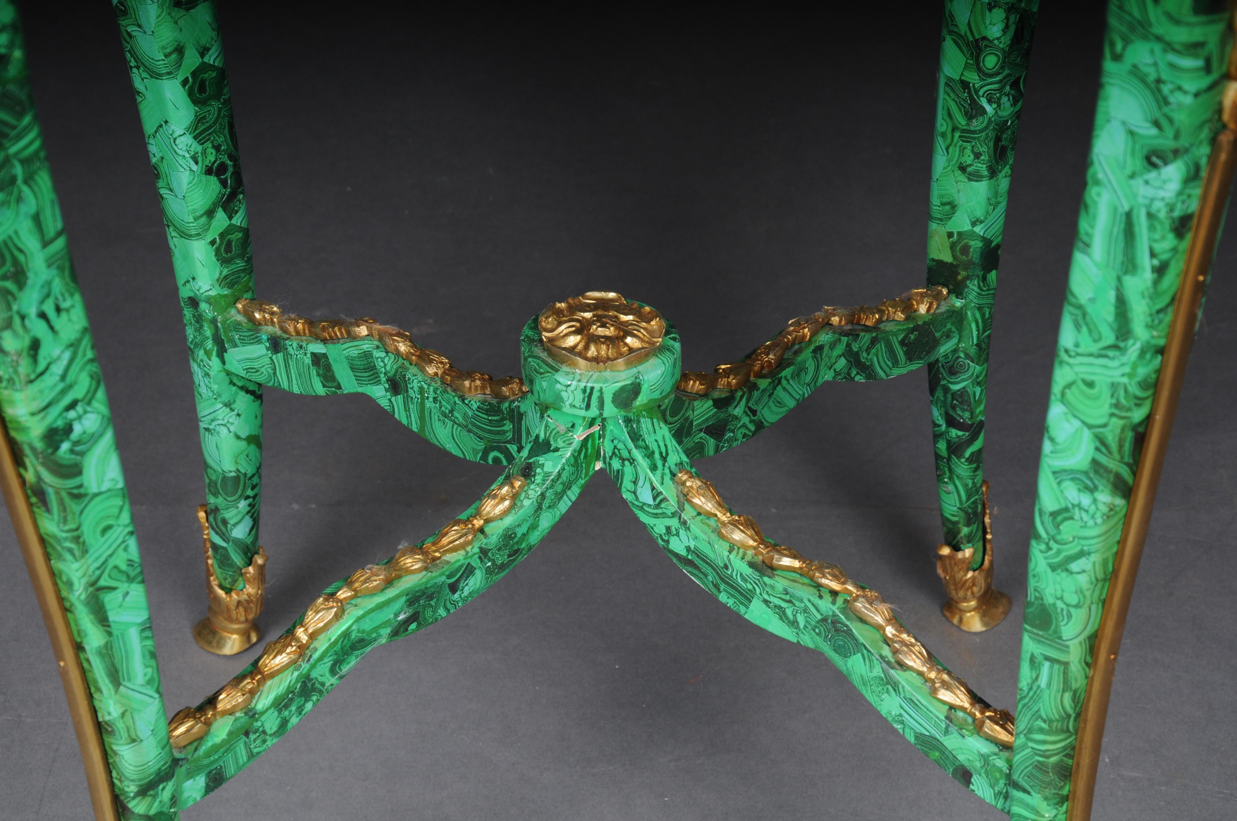 Impressionnante table d'appoint en malachite de style Louis XV. 2