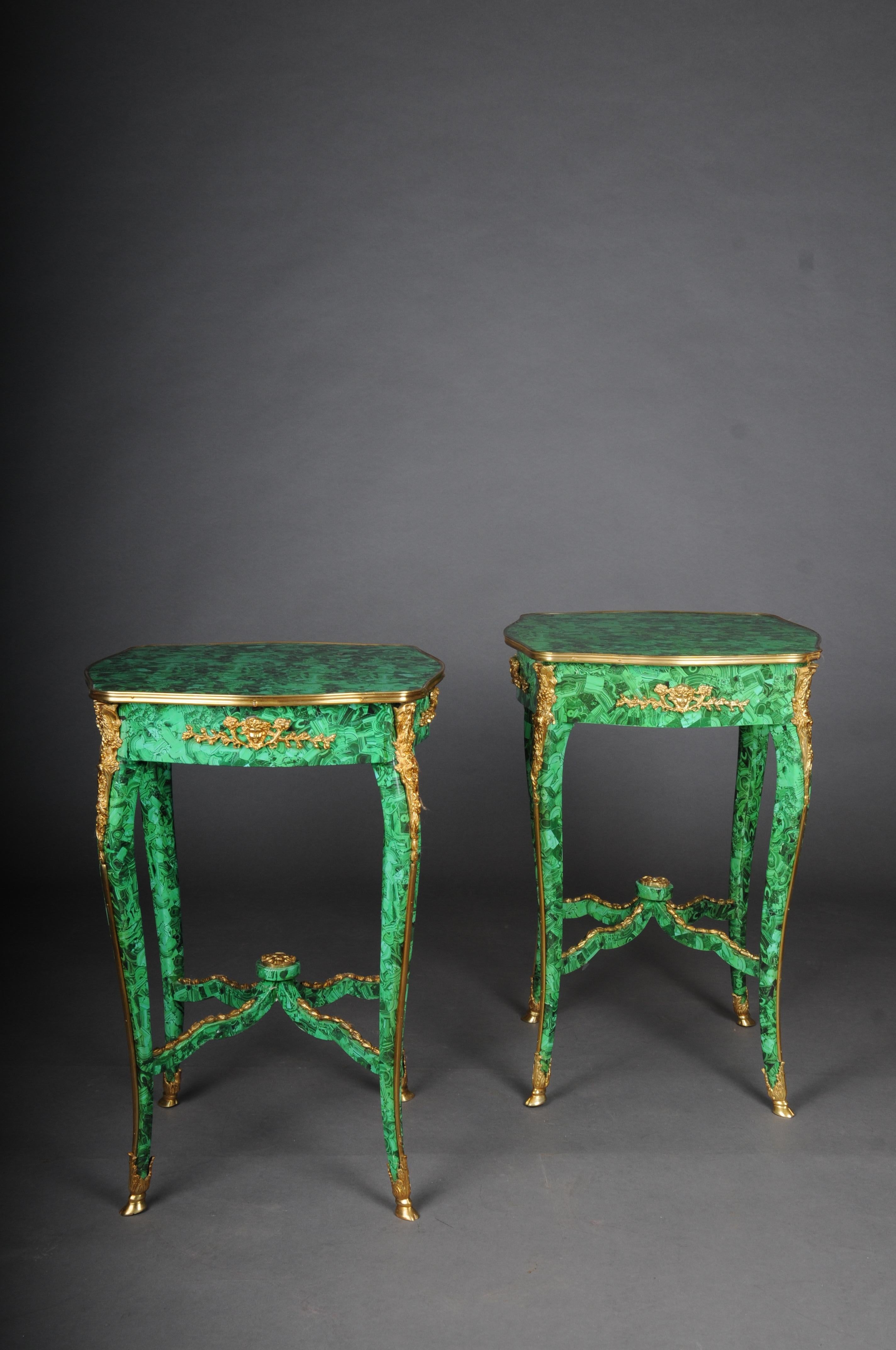 Impressionnante table d'appoint en malachite de style Louis XV. 3