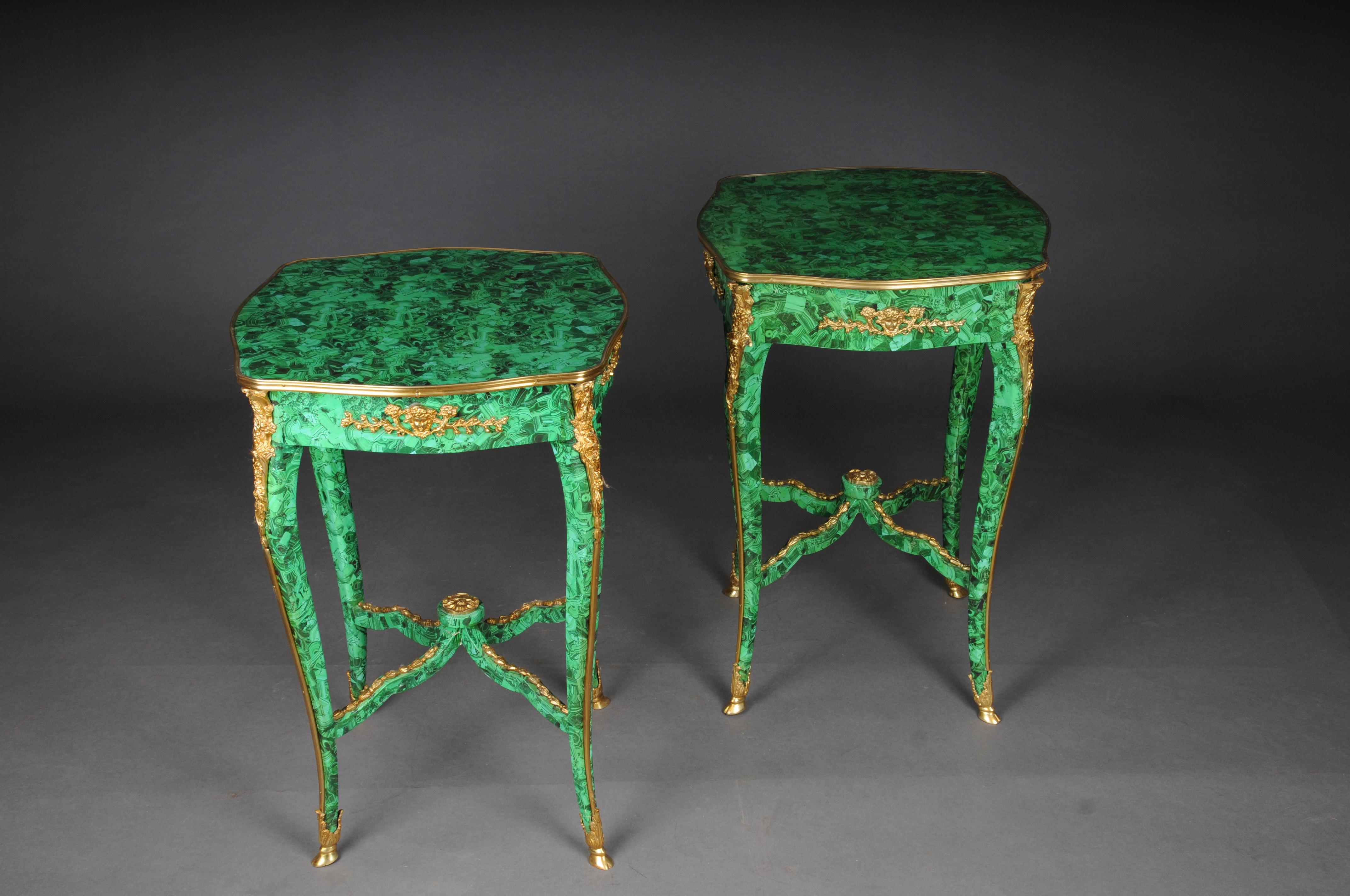Impressionnante table d'appoint en malachite de style Louis XV. 4