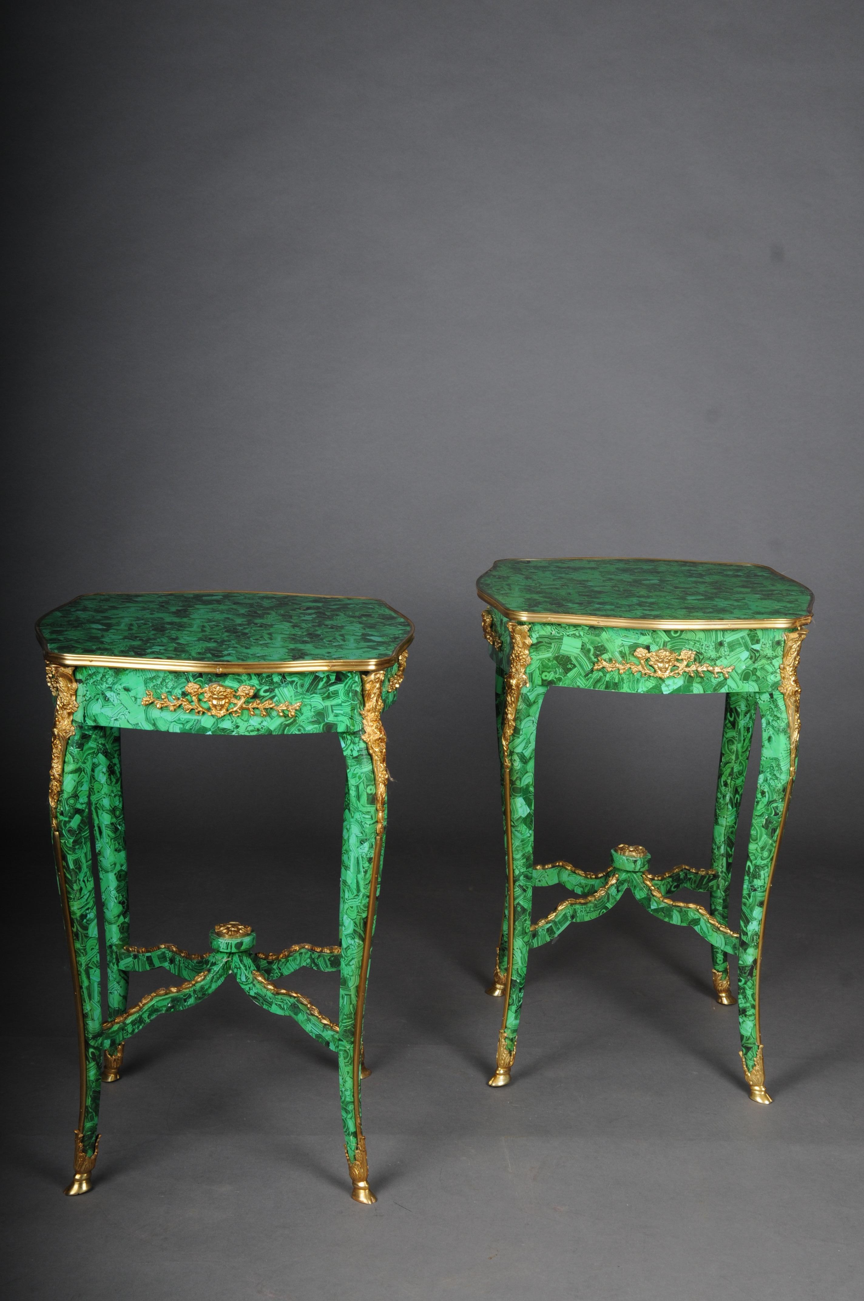 Impressionnante table d'appoint en malachite de style Louis XV. 5