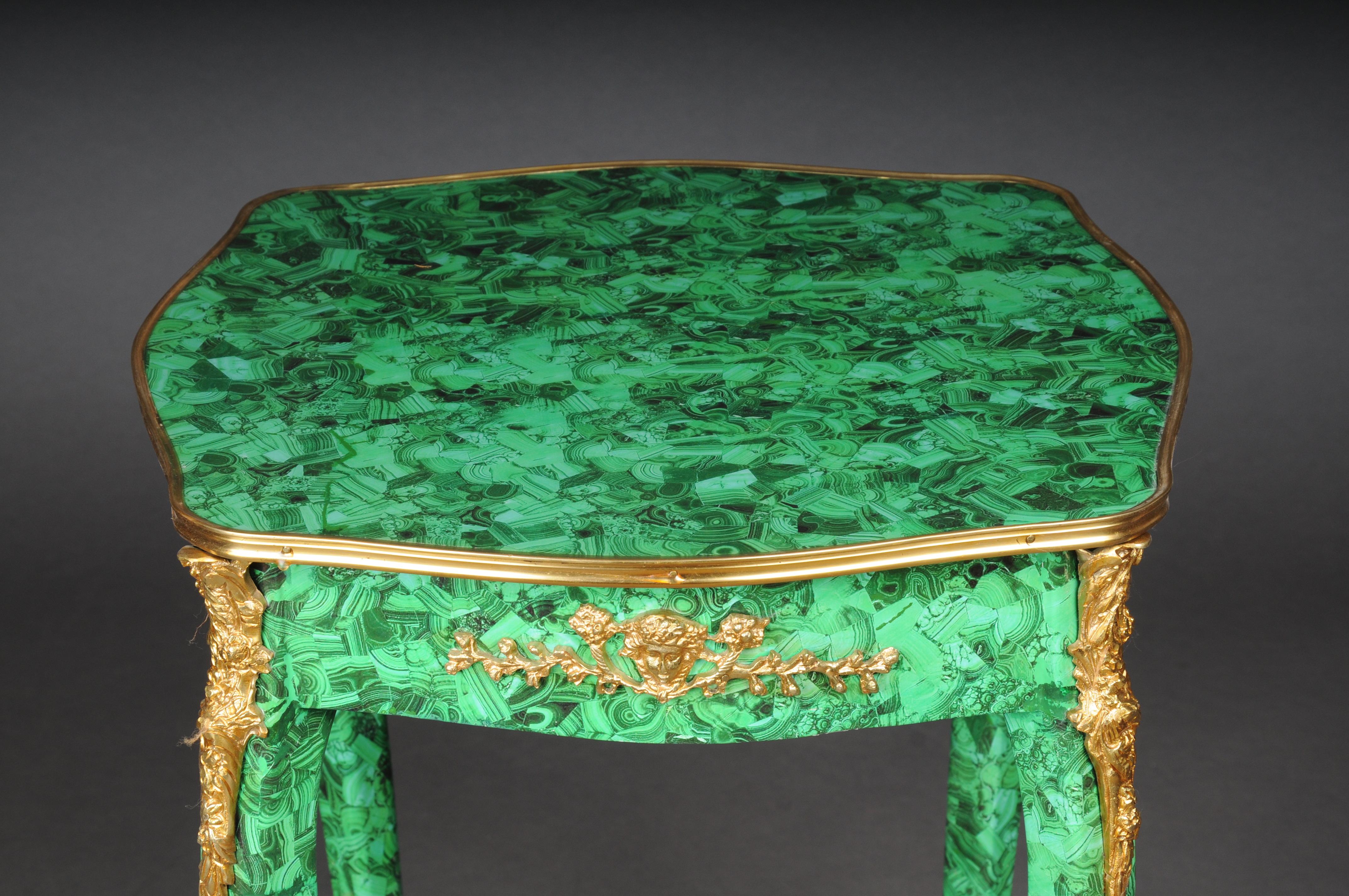 Français Impressionnante table d'appoint en malachite de style Louis XV.
