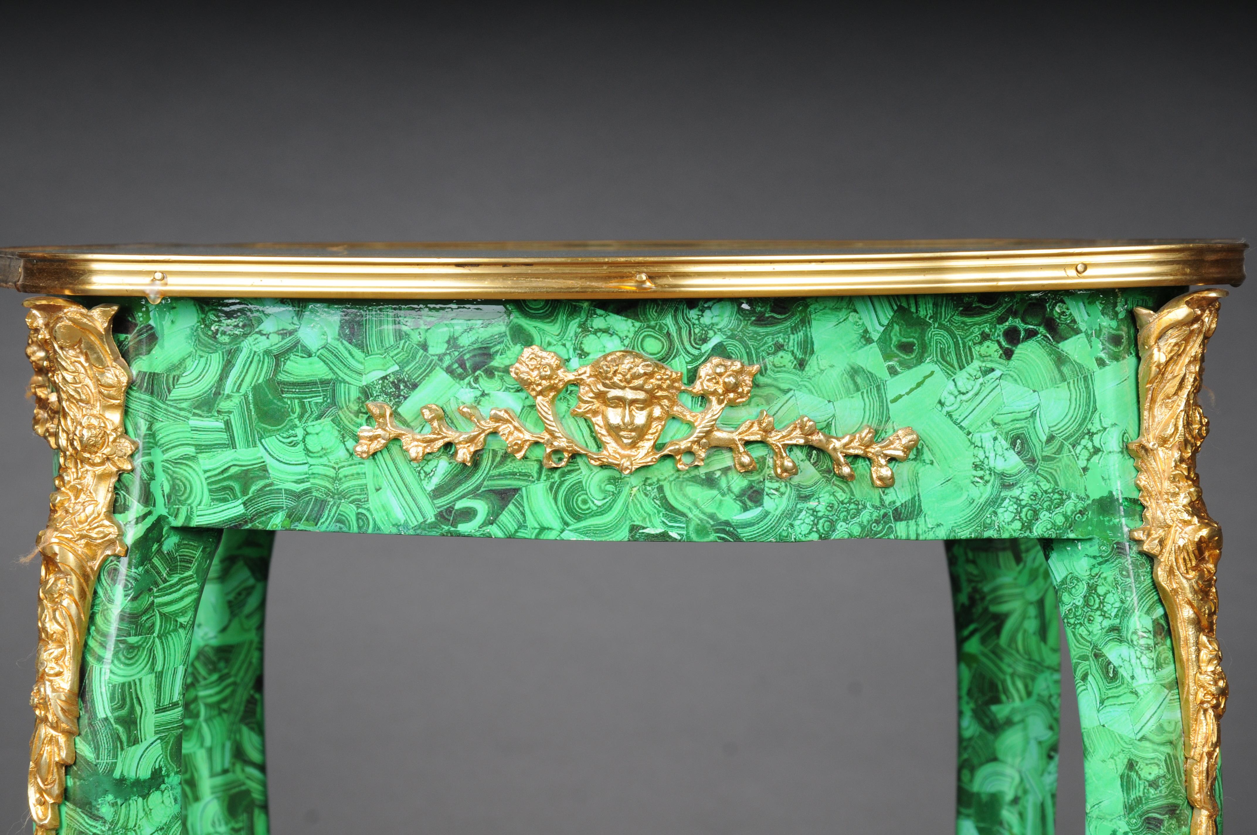 Doré Impressionnante table d'appoint en malachite de style Louis XV.