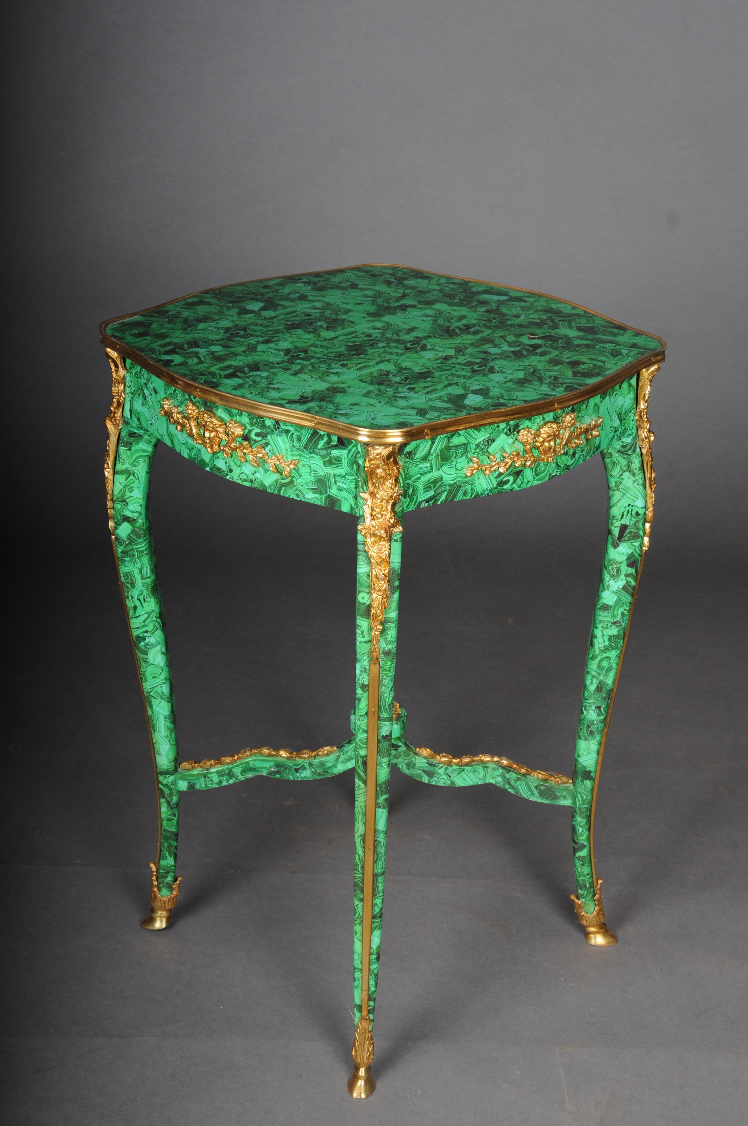 Impressionnante table d'appoint en malachite de style Louis XV. Bon état à Berlin, DE