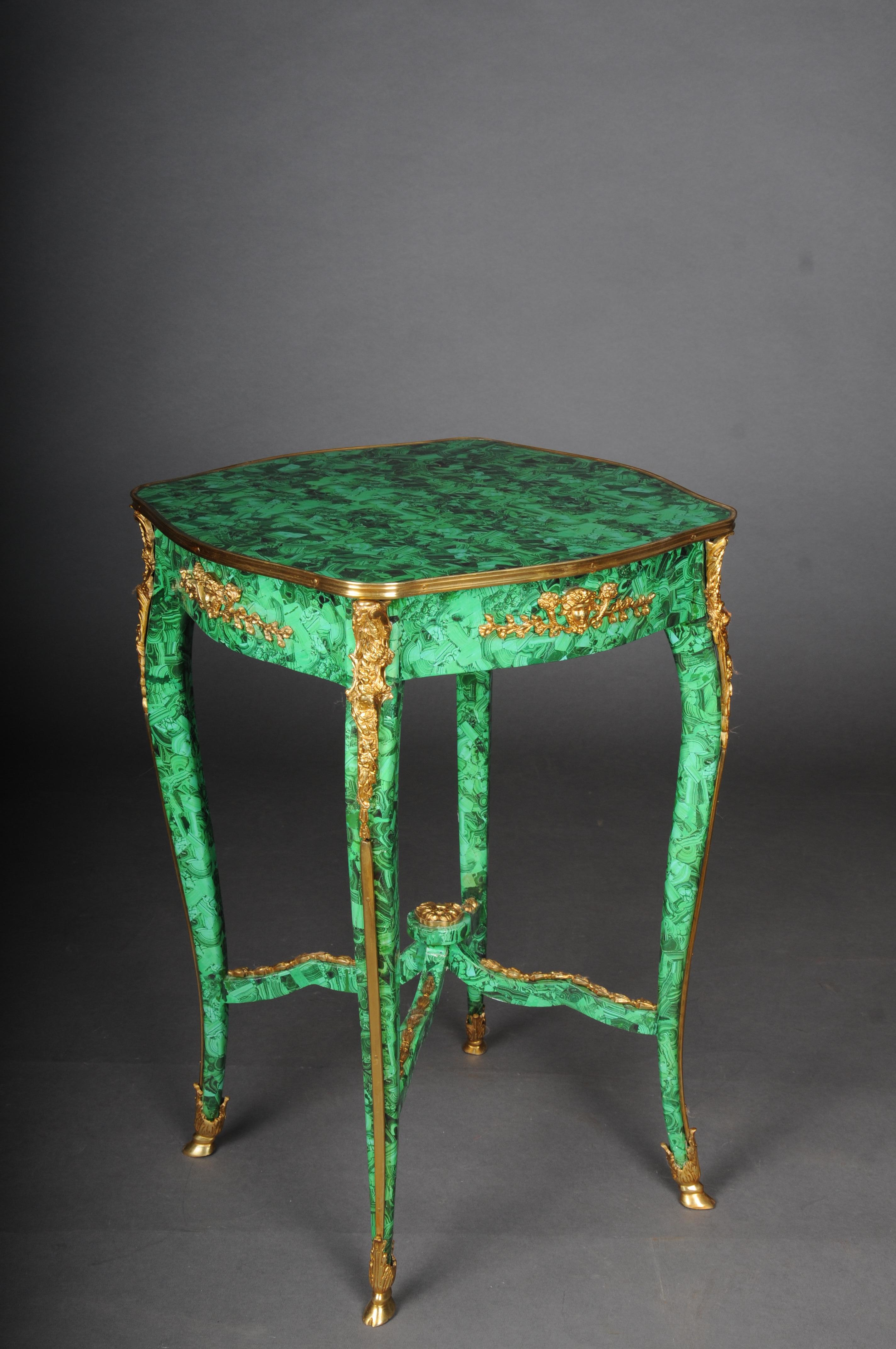 20ième siècle Impressionnante table d'appoint en malachite de style Louis XV.