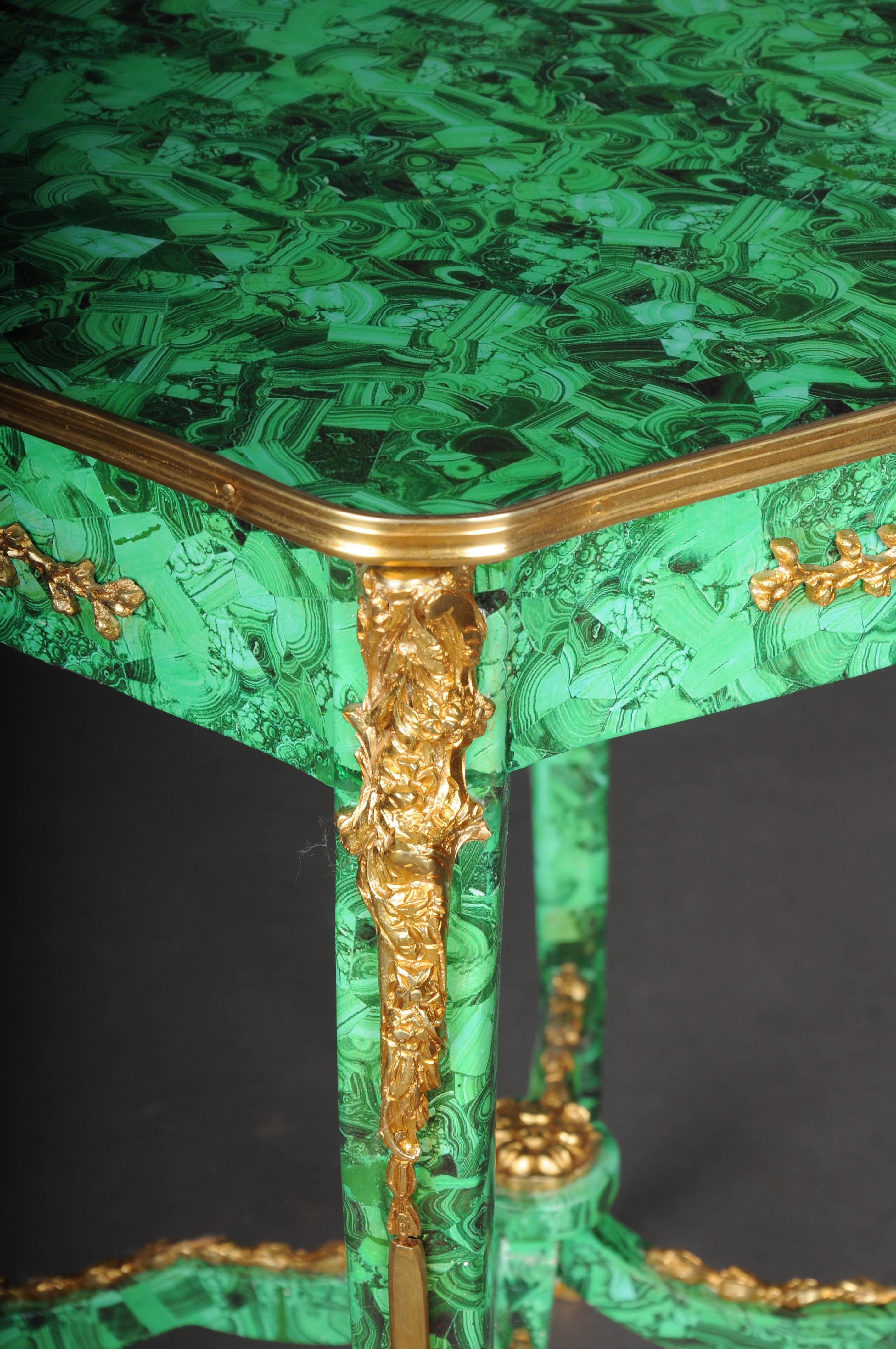 Laiton Impressionnante table d'appoint en malachite de style Louis XV.