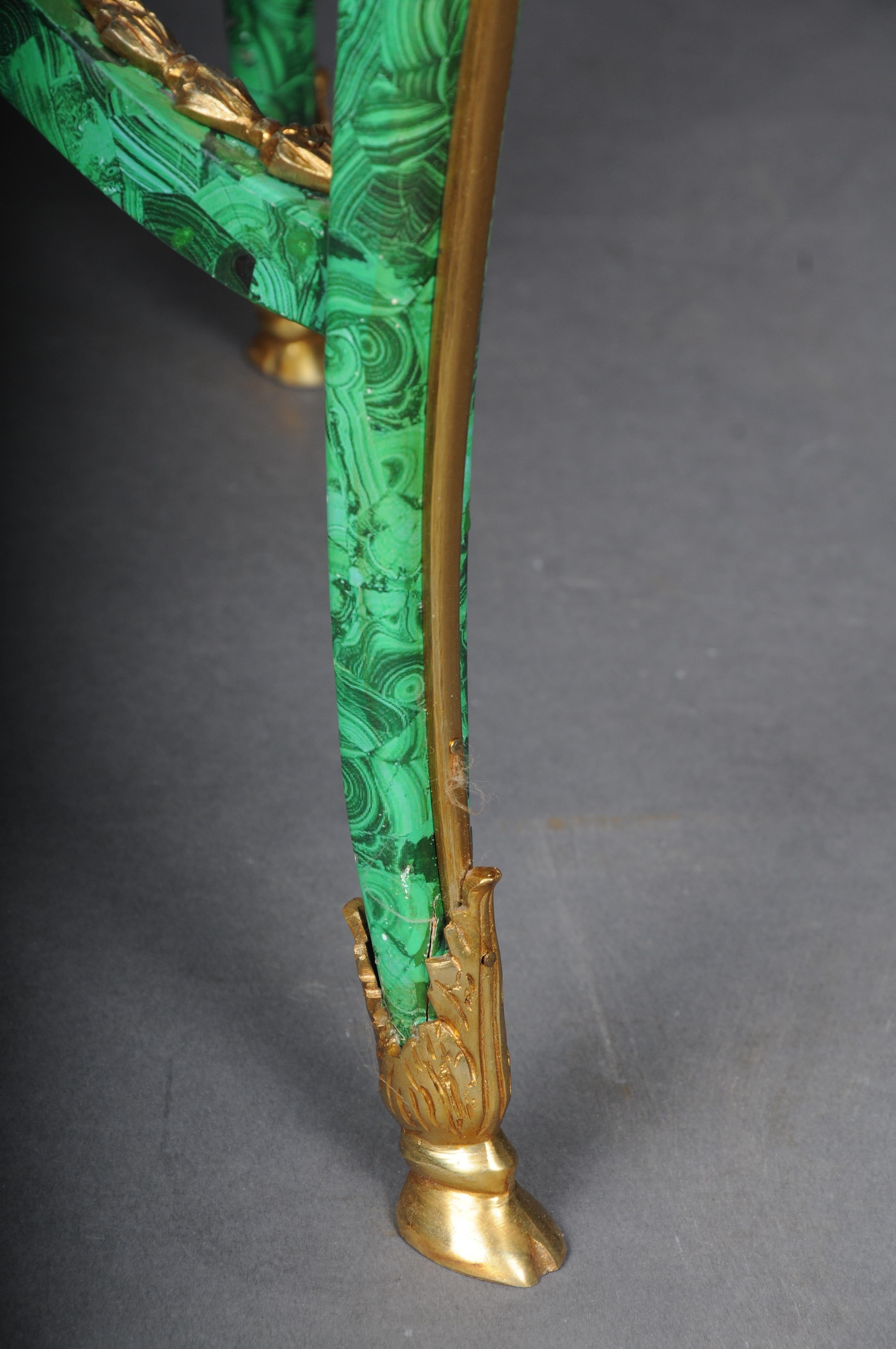 Impressionnante table d'appoint en malachite de style Louis XV. 1