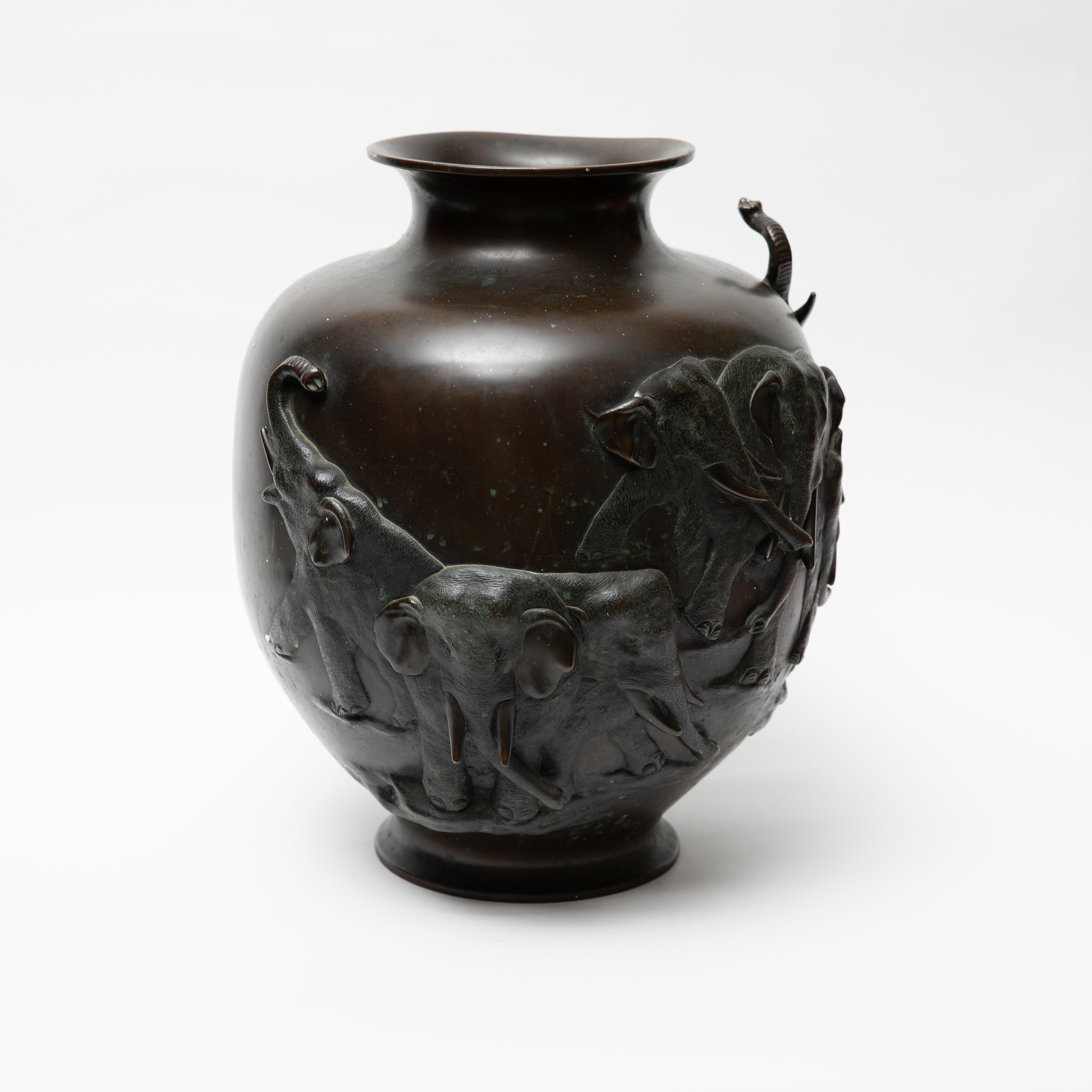 Impressive Meiji Japanese Bronze Baluster Jar In Good Condition In Hudson, NY