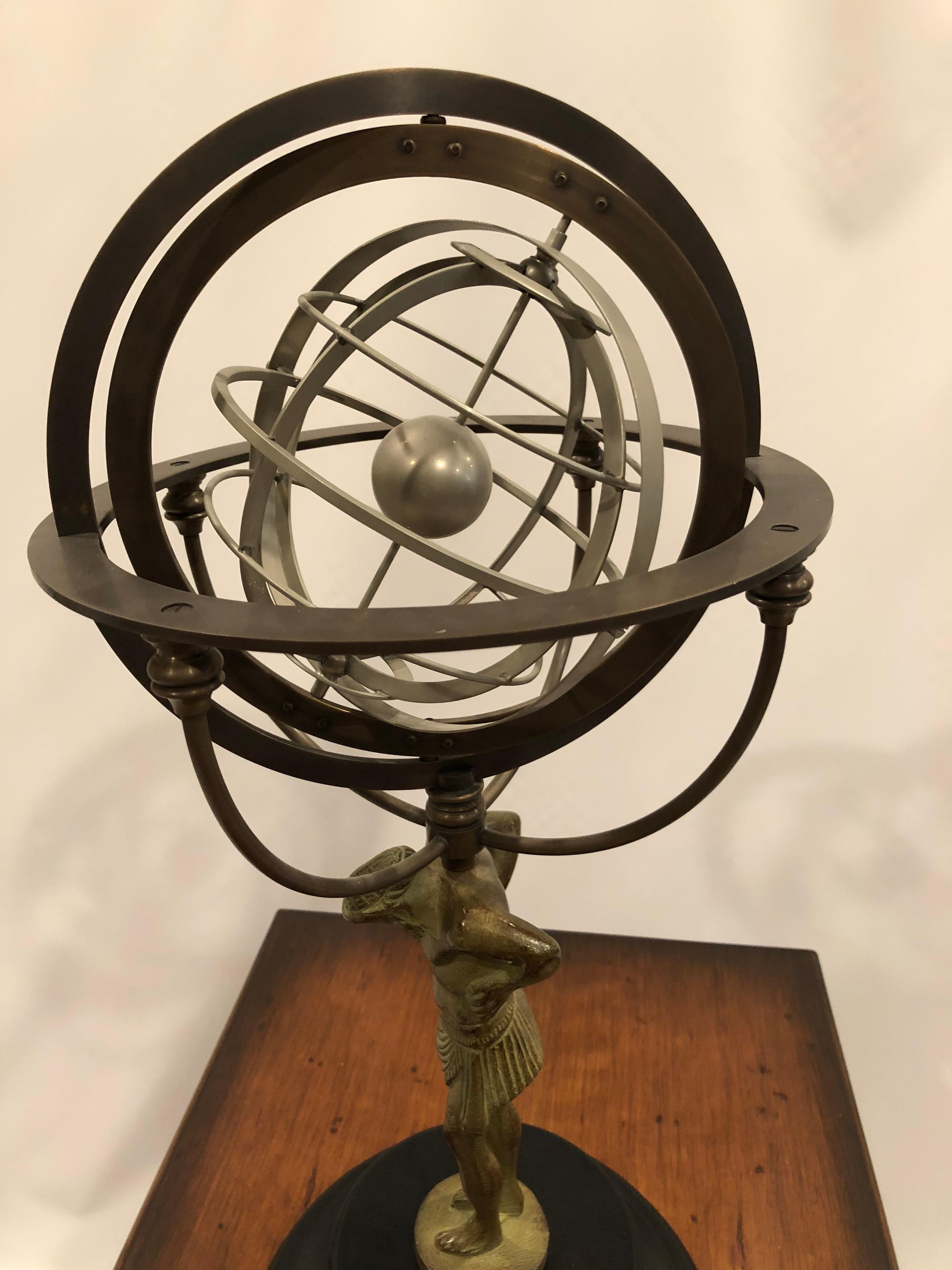 Impresionante Escultura Armilar de Metal con Hombre y Globo sobre Hombros en venta 4