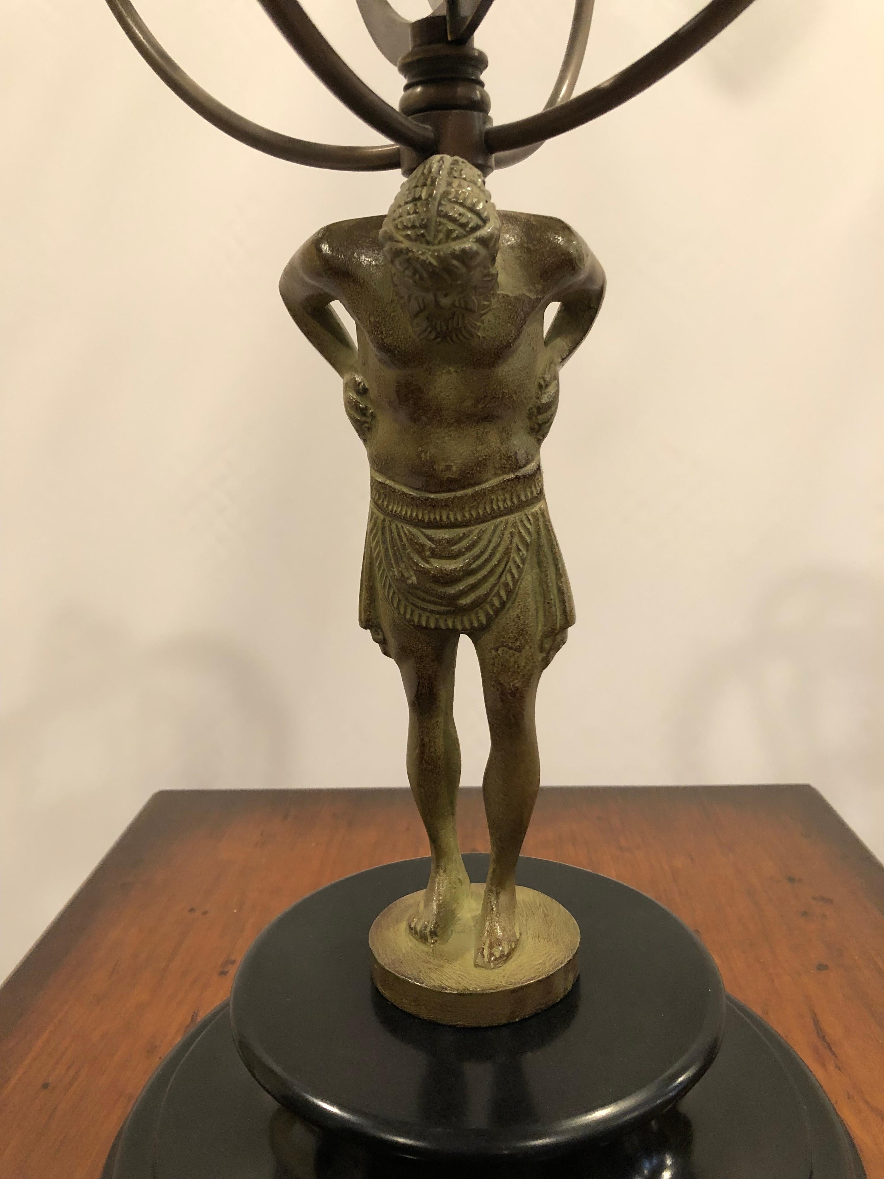 Impresionante Escultura Armilar de Metal con Hombre y Globo sobre Hombros en venta 3