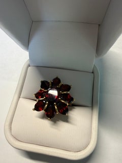 Anillo de granate dorado de mediados de siglo, talla ovalada, de origen inglés, hacia 1970
