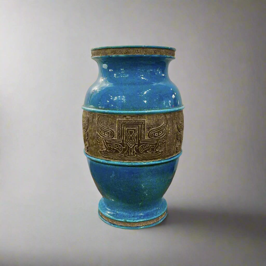 Vaso italiano in ceramica smaltata della metà del secolo scorso, con uno splendido smalto blu. Il vaso è circondato da una fascia non smaltata con motivi stilizzati, tra cui una barca sulle onde sollevata da ali. Il lato inferiore rivela i marchi