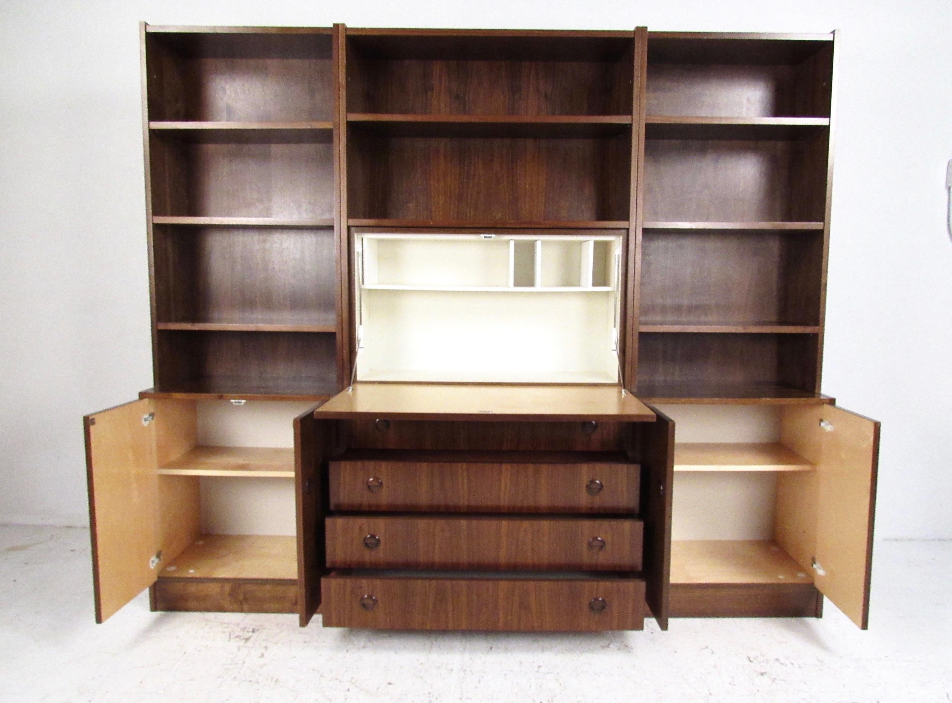 Impressive Mid-Century Modern Bookcase or Wall Unit In Good Condition In Brooklyn, NY