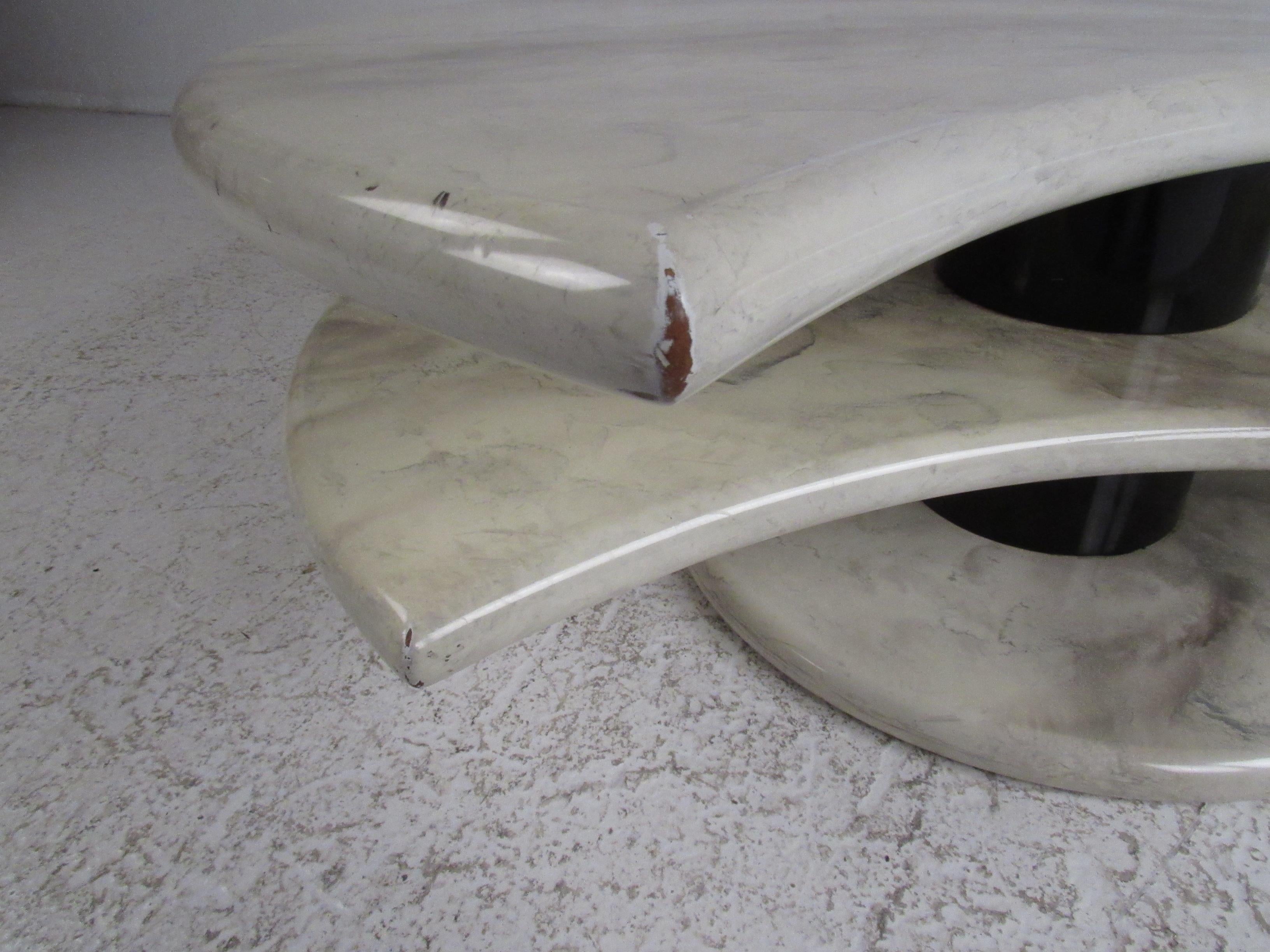Impressive Mid-Century Modern Faux Marble Swivel Top Coffee Table In Good Condition For Sale In Brooklyn, NY
