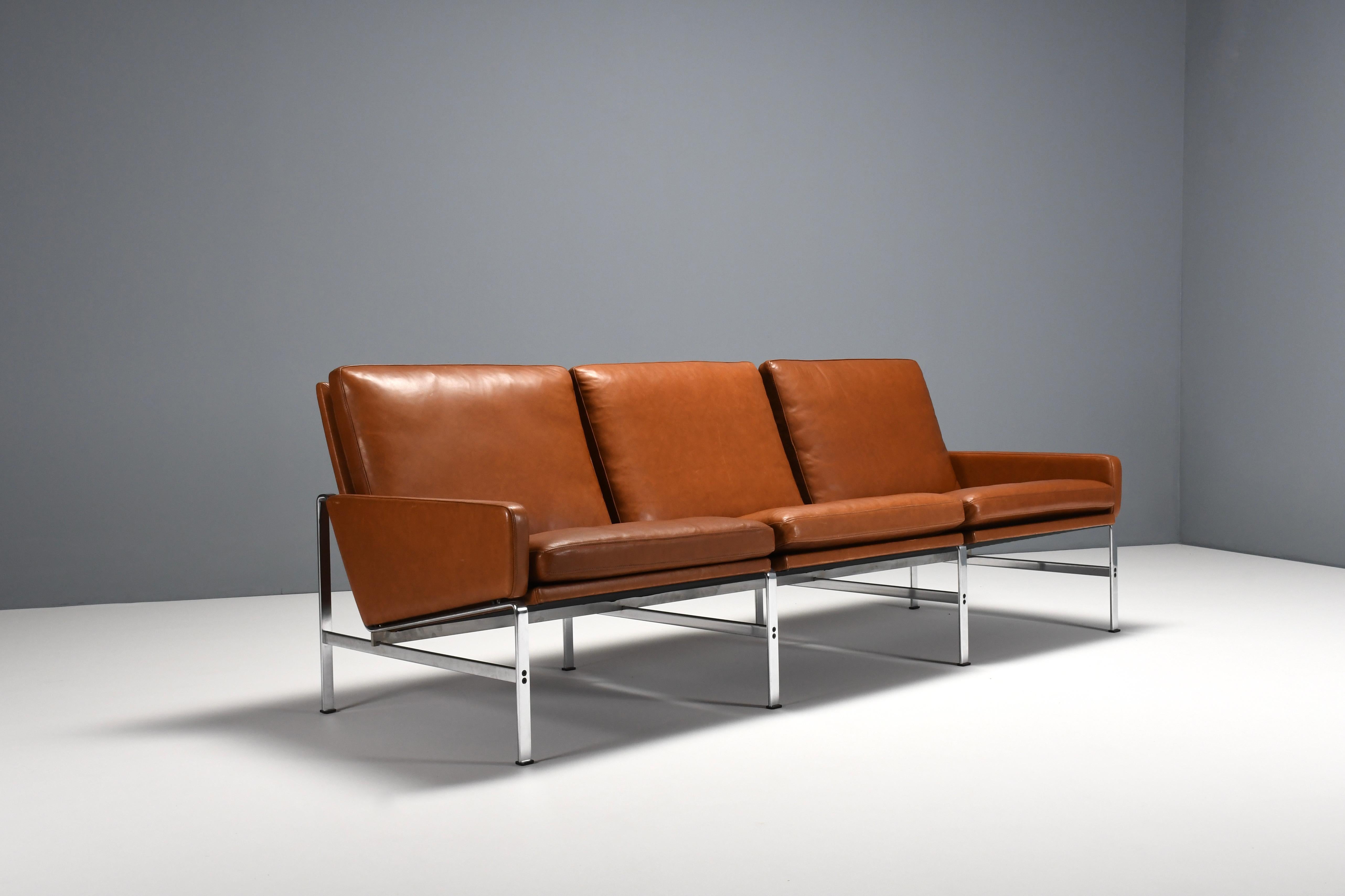 Rare 3-seat 6720 sofa in very good condition.

Designed by Preben Fabricius & Jørgen Kastholm in the1960s. 

Manufactured by Kill International.

The sofa has a chromed metal base, which is connected with black screws.

It still has the original