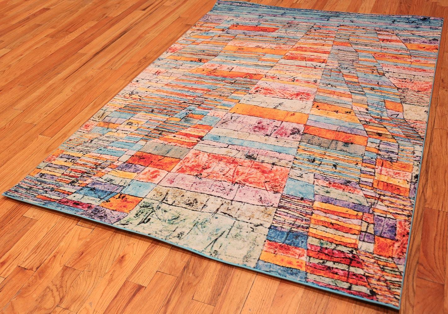 Modern Rug. Size: 5 ft 3 in x 7 ft 6 in In Good Condition For Sale In New York, NY