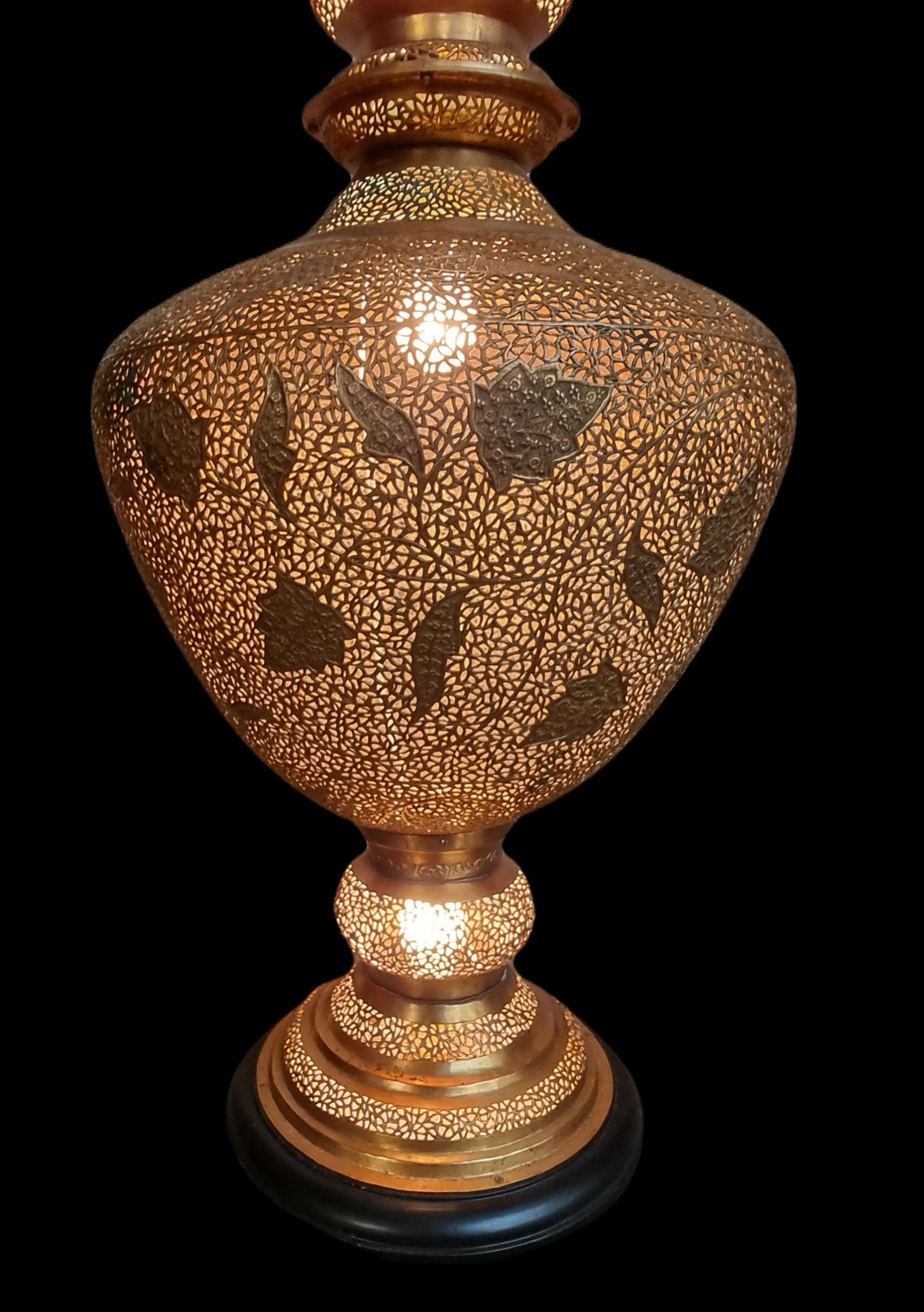 Beeindruckende marokkanische handgehämmerte und durchbrochene Kupfer-Stehlampe aus der Mitte des 20. Jahrhunderts  im Angebot 4
