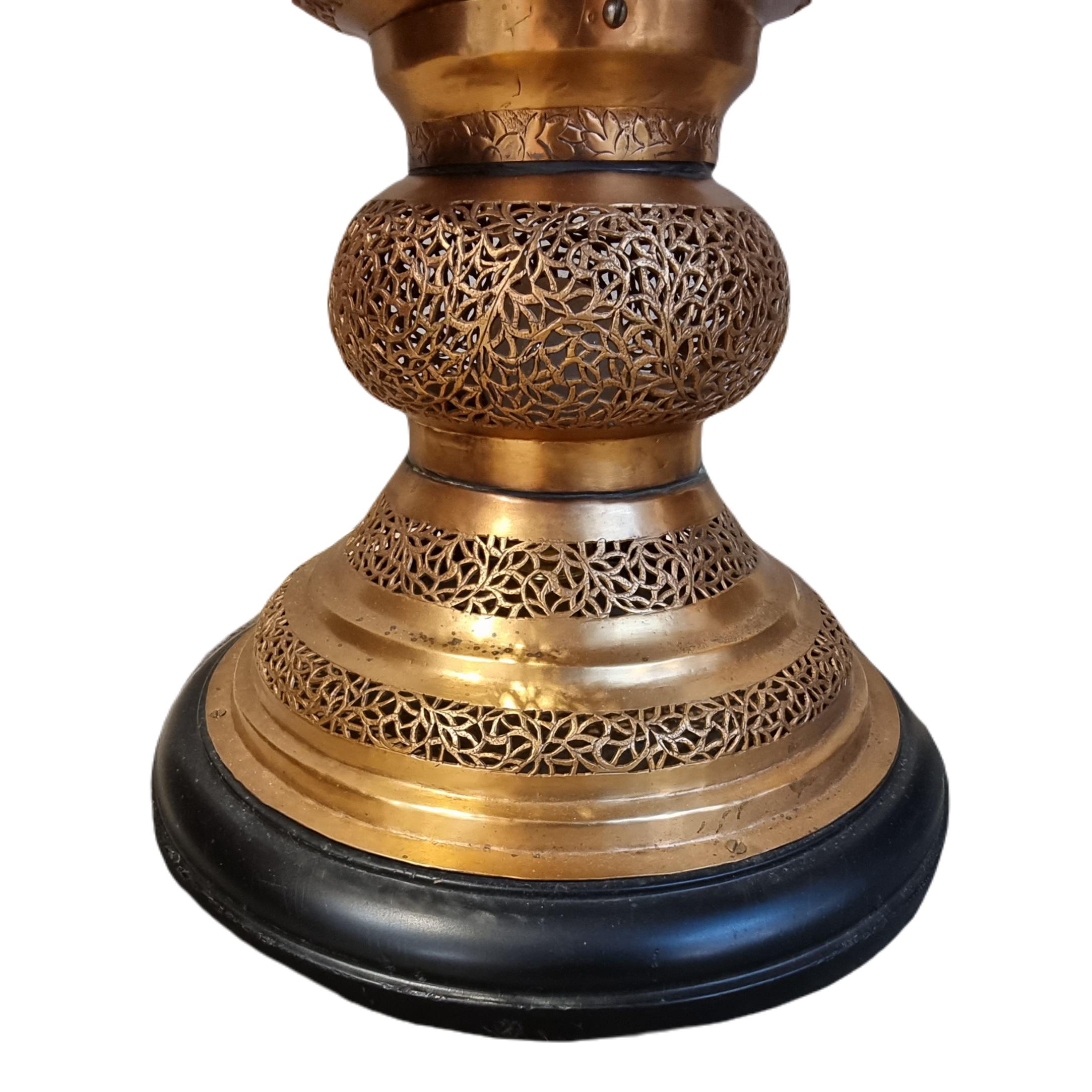 Impressionnant lampadaire marocain en cuivre martelé et percé à la main, milieu du 20ème siècle  en vente 3