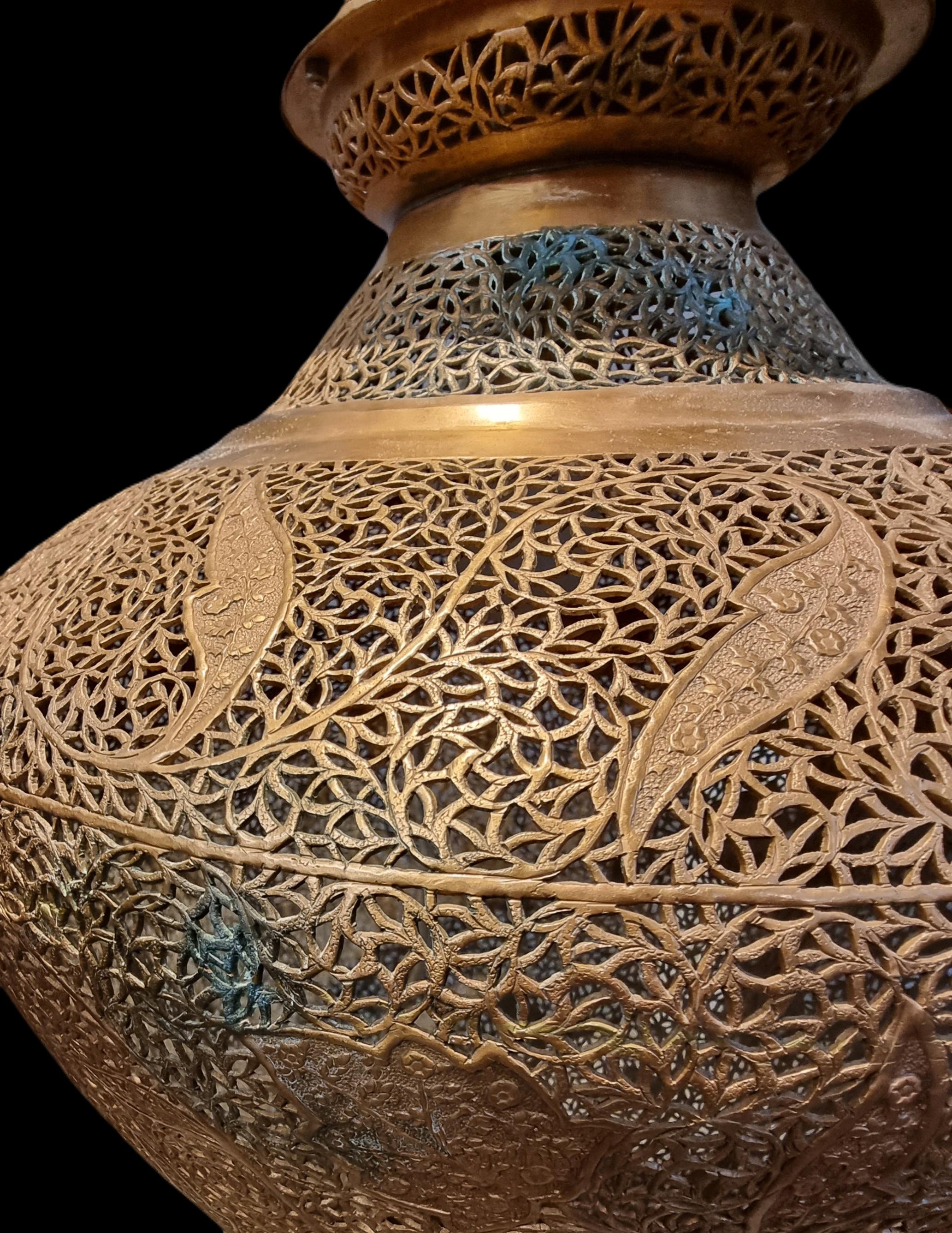 Impressionnant lampadaire marocain en cuivre martelé et percé à la main, milieu du 20ème siècle  en vente 4