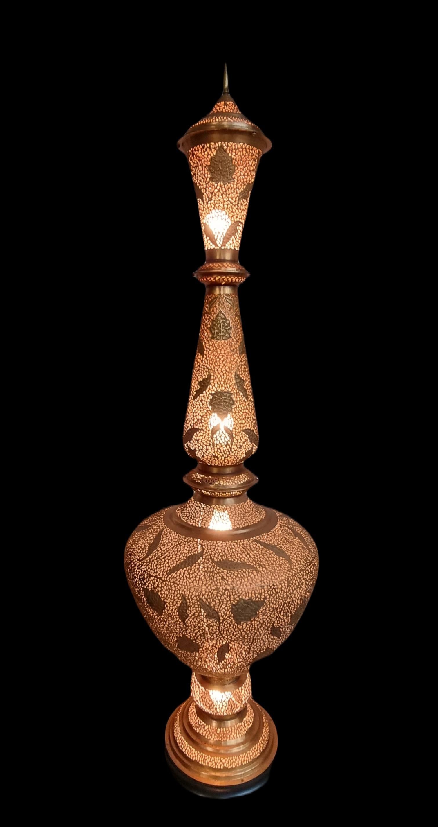 Impressionnant lampadaire marocain en cuivre martelé et percé à la main, milieu du 20ème siècle  en vente 5