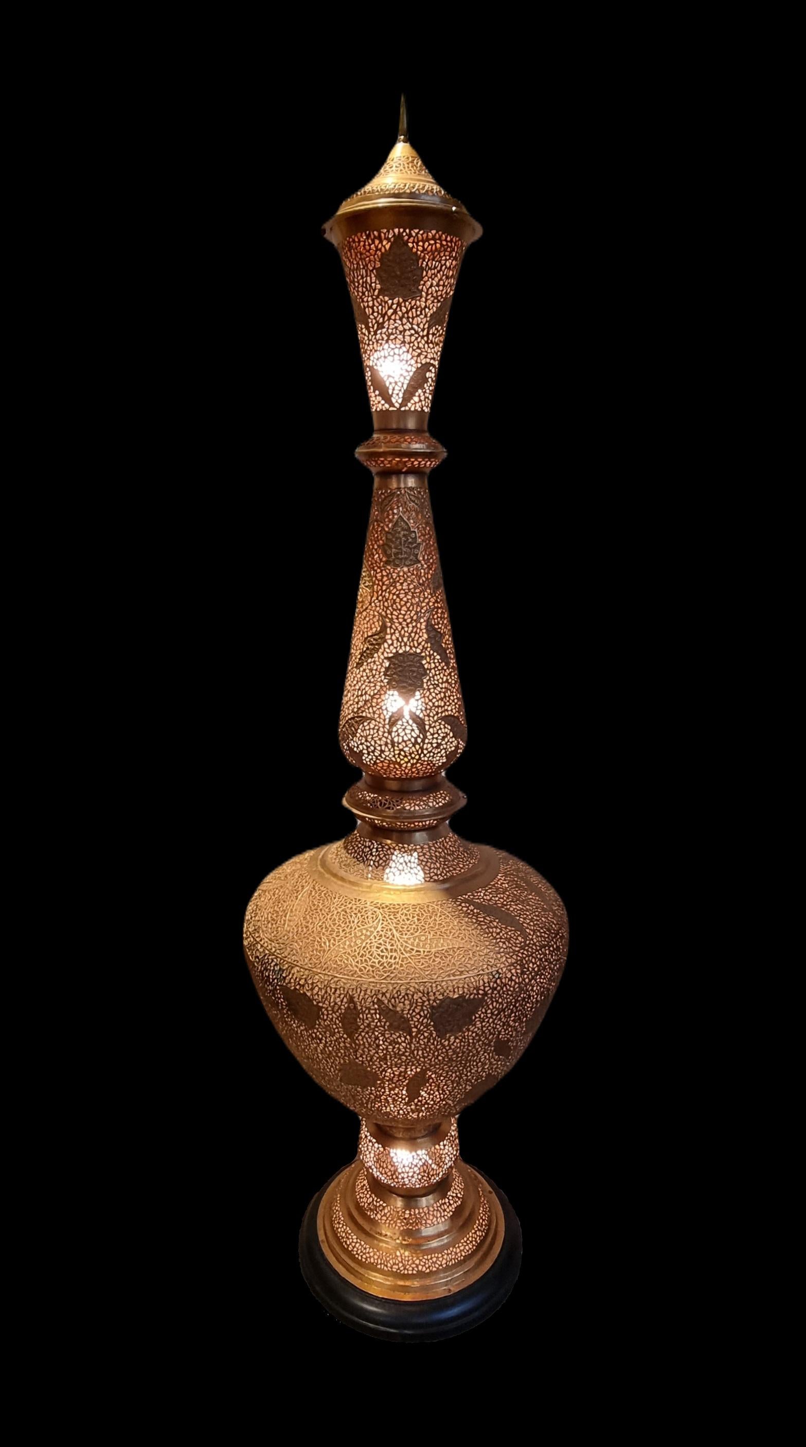 Impressionnant lampadaire marocain en cuivre martelé et percé à la main, milieu du 20ème siècle  en vente 6