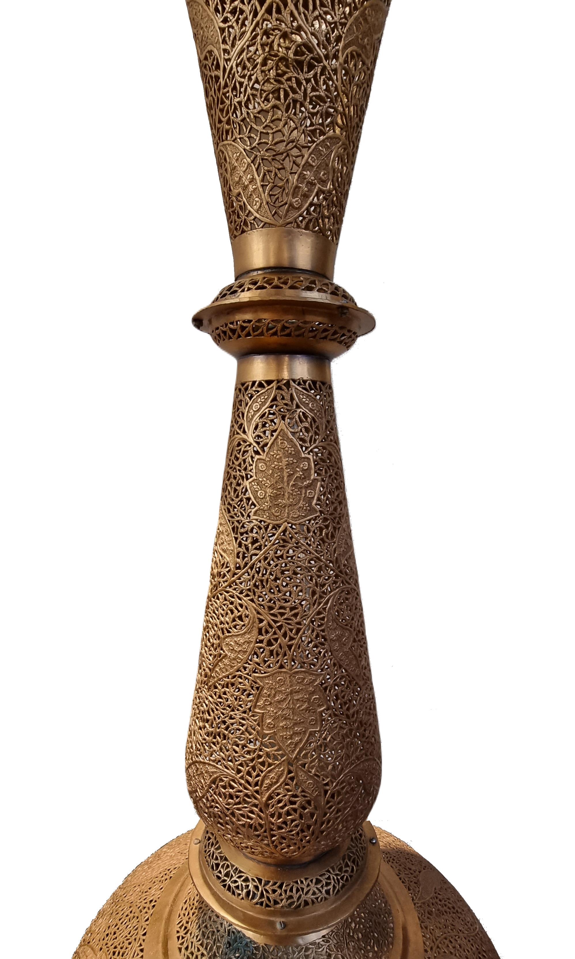 Beeindruckende marokkanische handgehämmerte und durchbrochene Kupfer-Stehlampe aus der Mitte des 20. Jahrhunderts  im Angebot 9