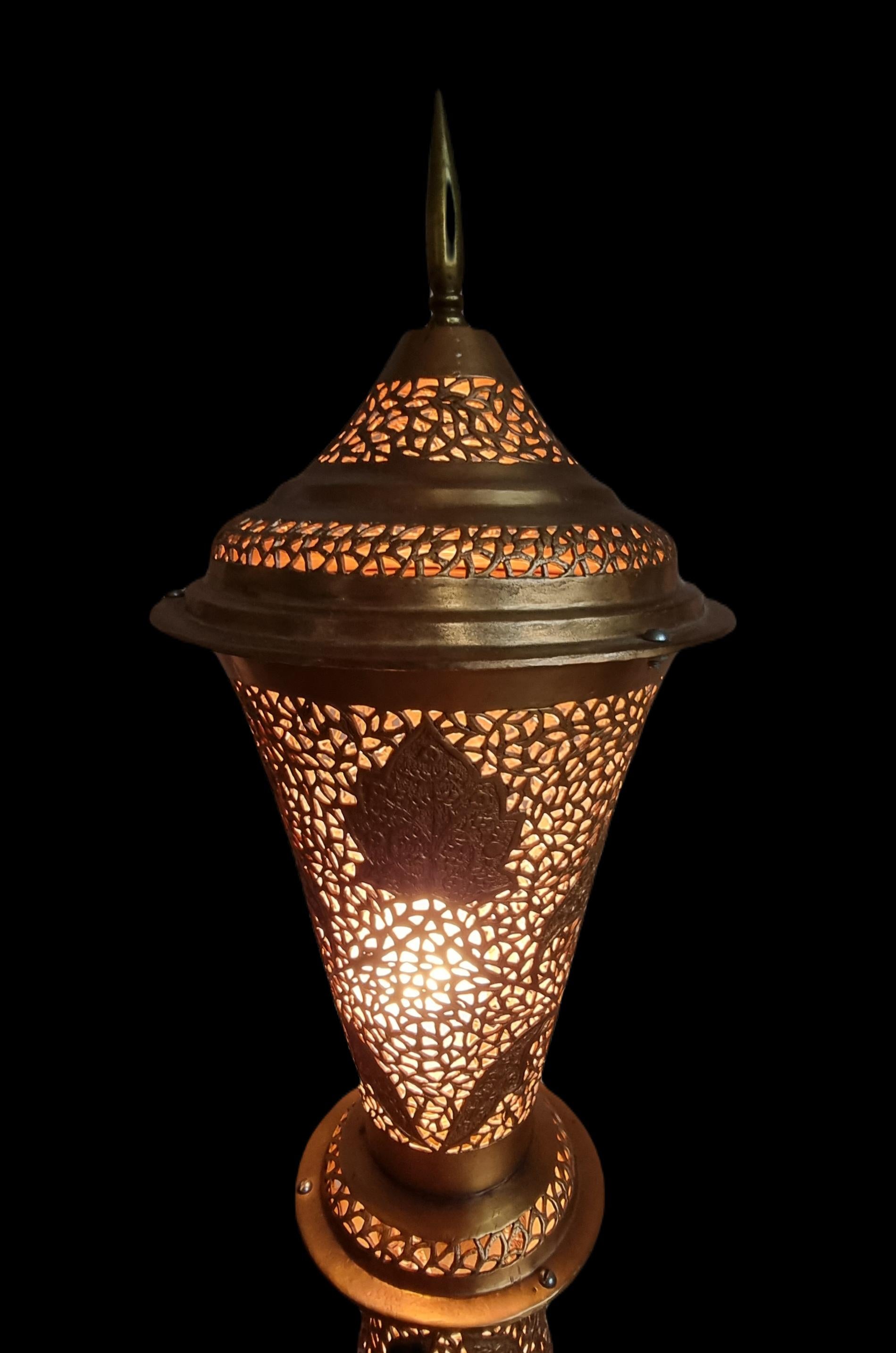 Beeindruckende marokkanische handgehämmerte und durchbrochene Kupfer-Stehlampe aus der Mitte des 20. Jahrhunderts  im Angebot 10