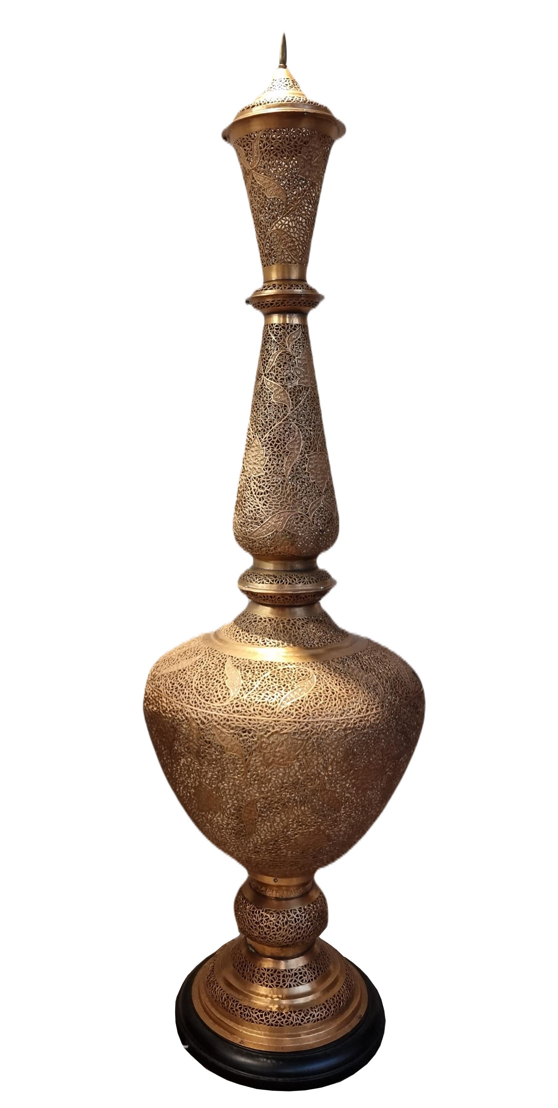 Impressionnant lampadaire marocain en cuivre martelé et percé à la main, milieu du 20ème siècle  en vente 9