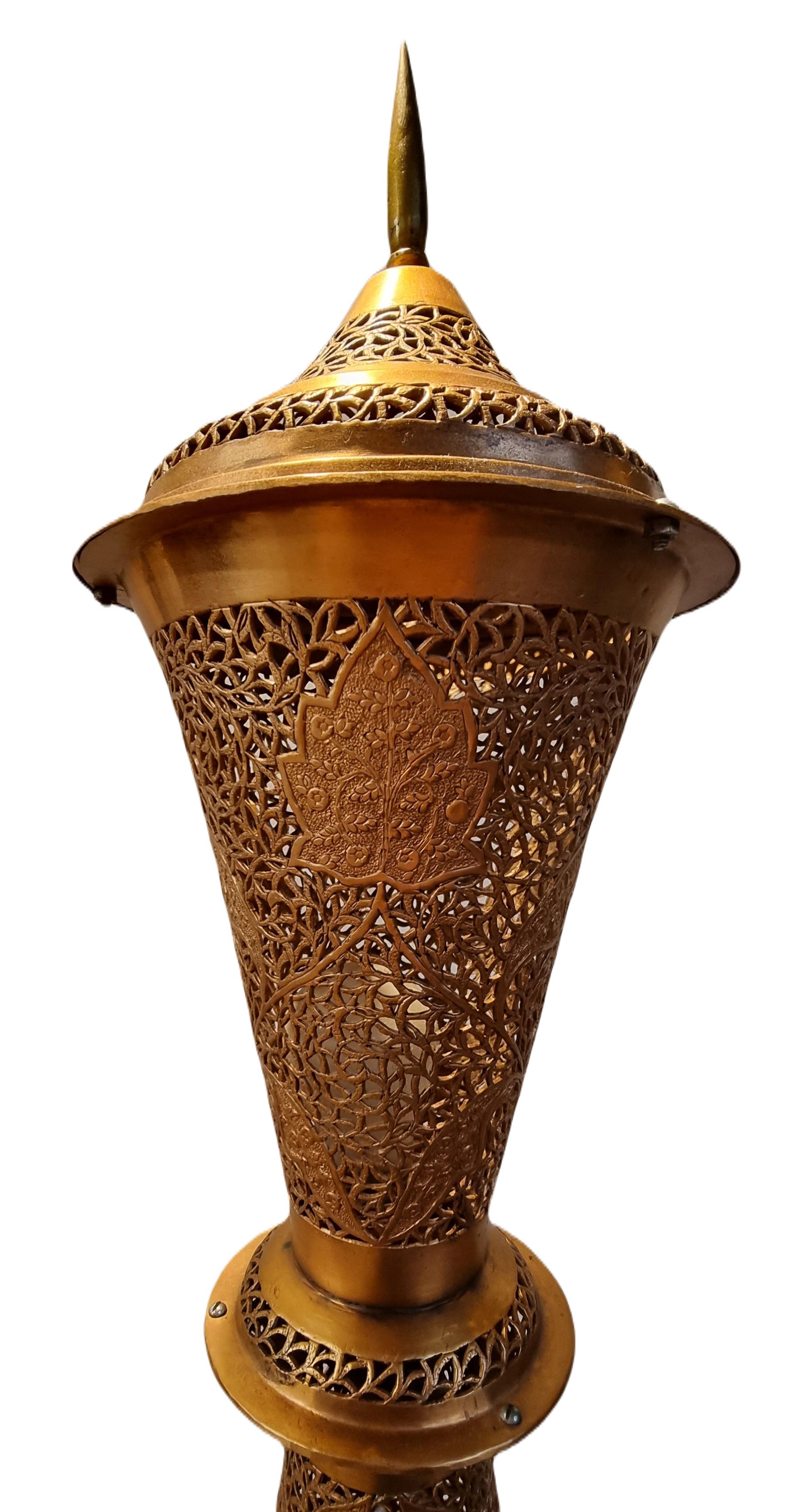 Beeindruckende marokkanische handgehämmerte und durchbrochene Kupfer-Stehlampe aus der Mitte des 20. Jahrhunderts  (Islamisch) im Angebot