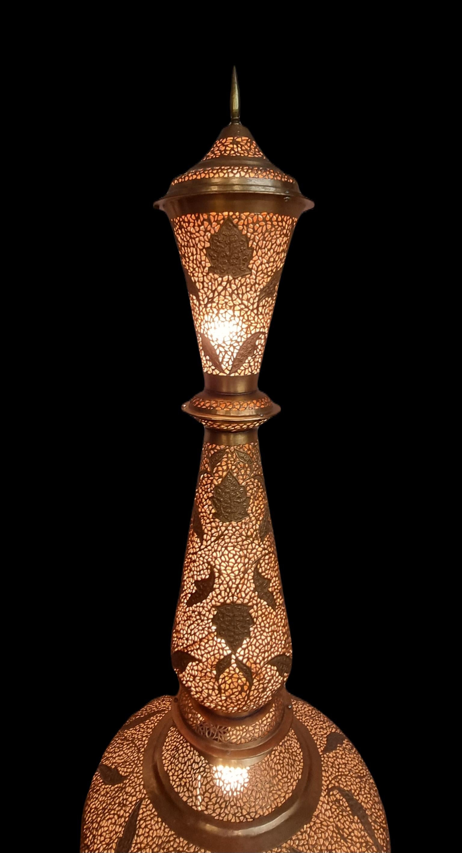 Marocain Impressionnant lampadaire marocain en cuivre martelé et percé à la main, milieu du 20ème siècle  en vente