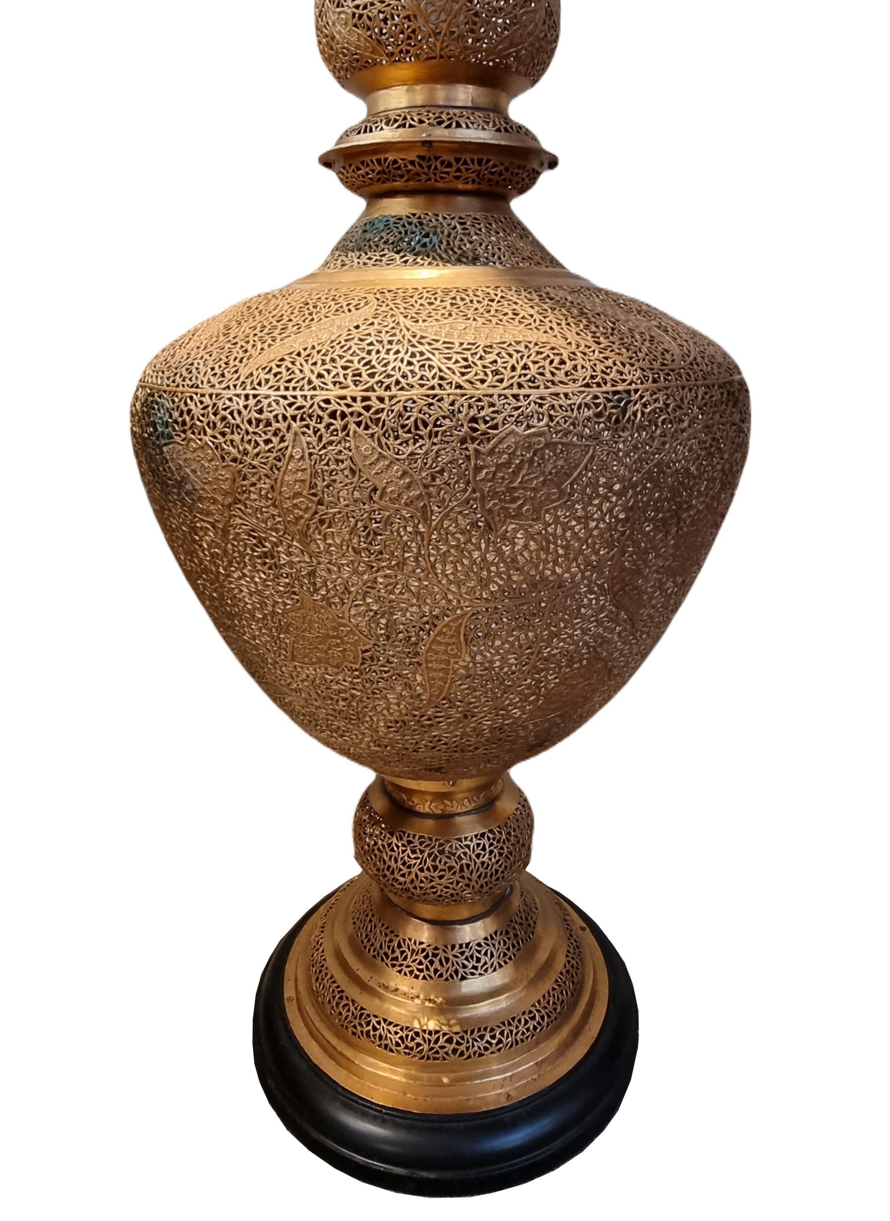 Fait main Impressionnant lampadaire marocain en cuivre martelé et percé à la main, milieu du 20ème siècle  en vente
