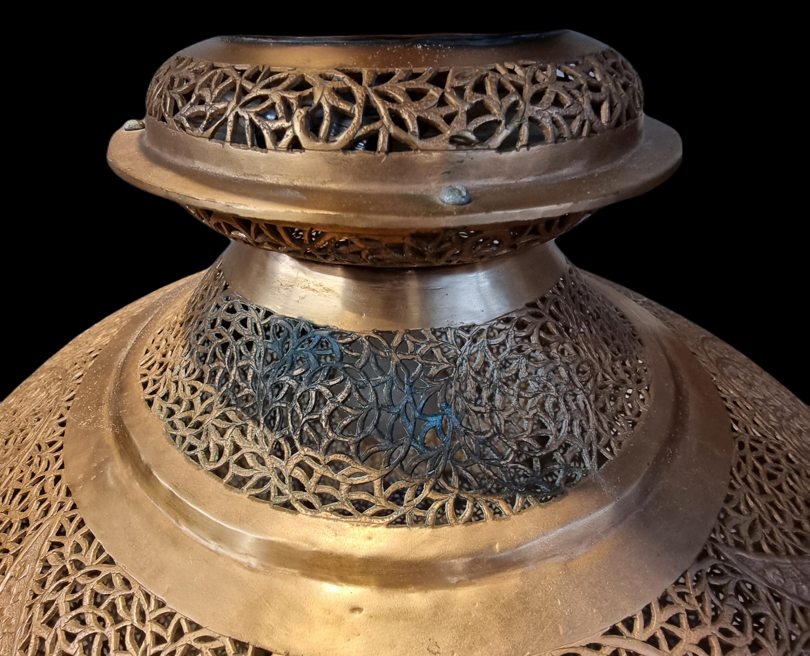 Impressionnant lampadaire marocain en cuivre martelé et percé à la main, milieu du 20ème siècle  Bon état - En vente à Ottawa, Ontario