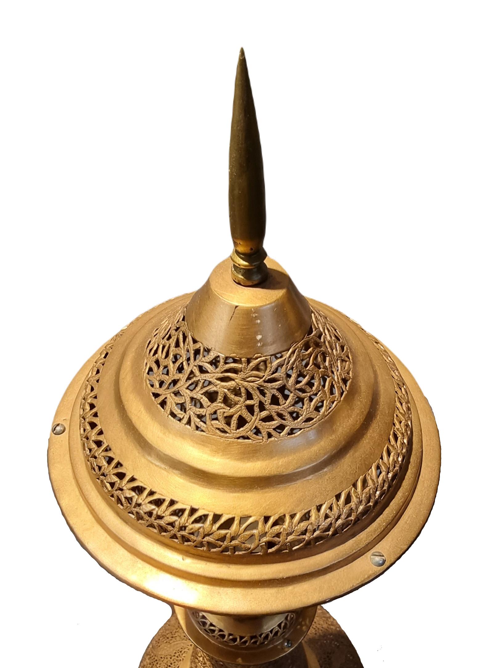 20ième siècle Impressionnant lampadaire marocain en cuivre martelé et percé à la main, milieu du 20ème siècle  en vente
