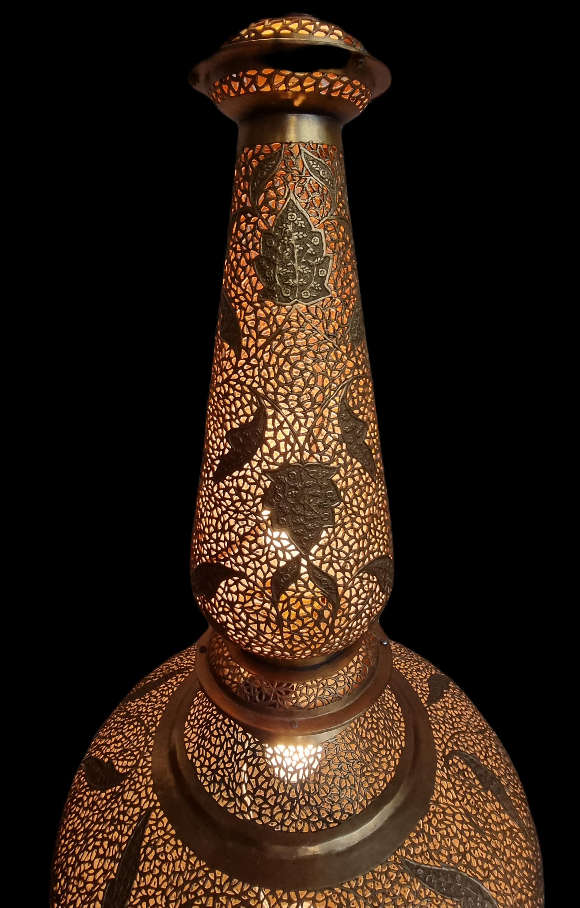 Impressionnant lampadaire marocain en cuivre martelé et percé à la main, milieu du 20ème siècle  en vente 1