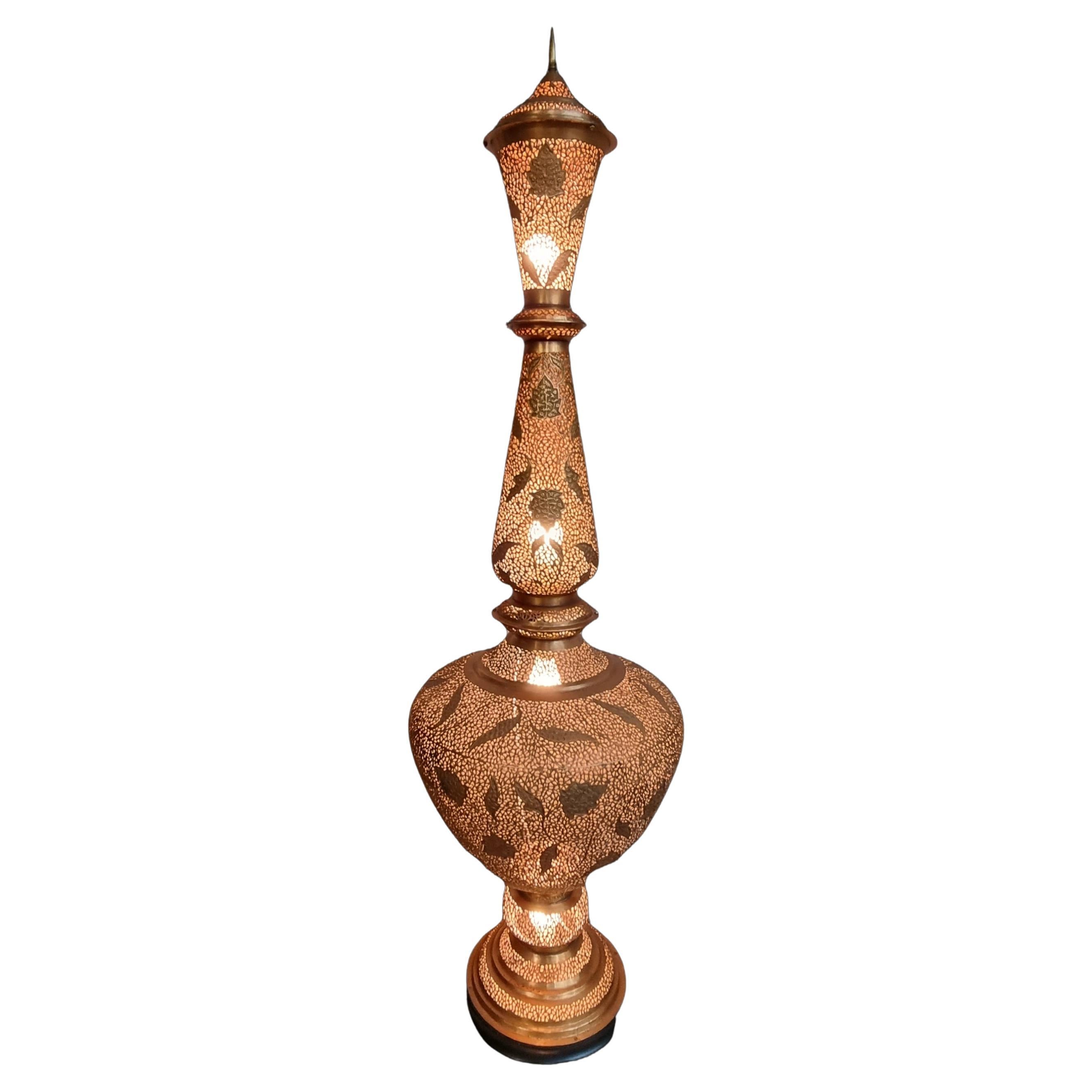 Impressionnant lampadaire marocain en cuivre martelé et percé à la main, milieu du 20ème siècle  en vente