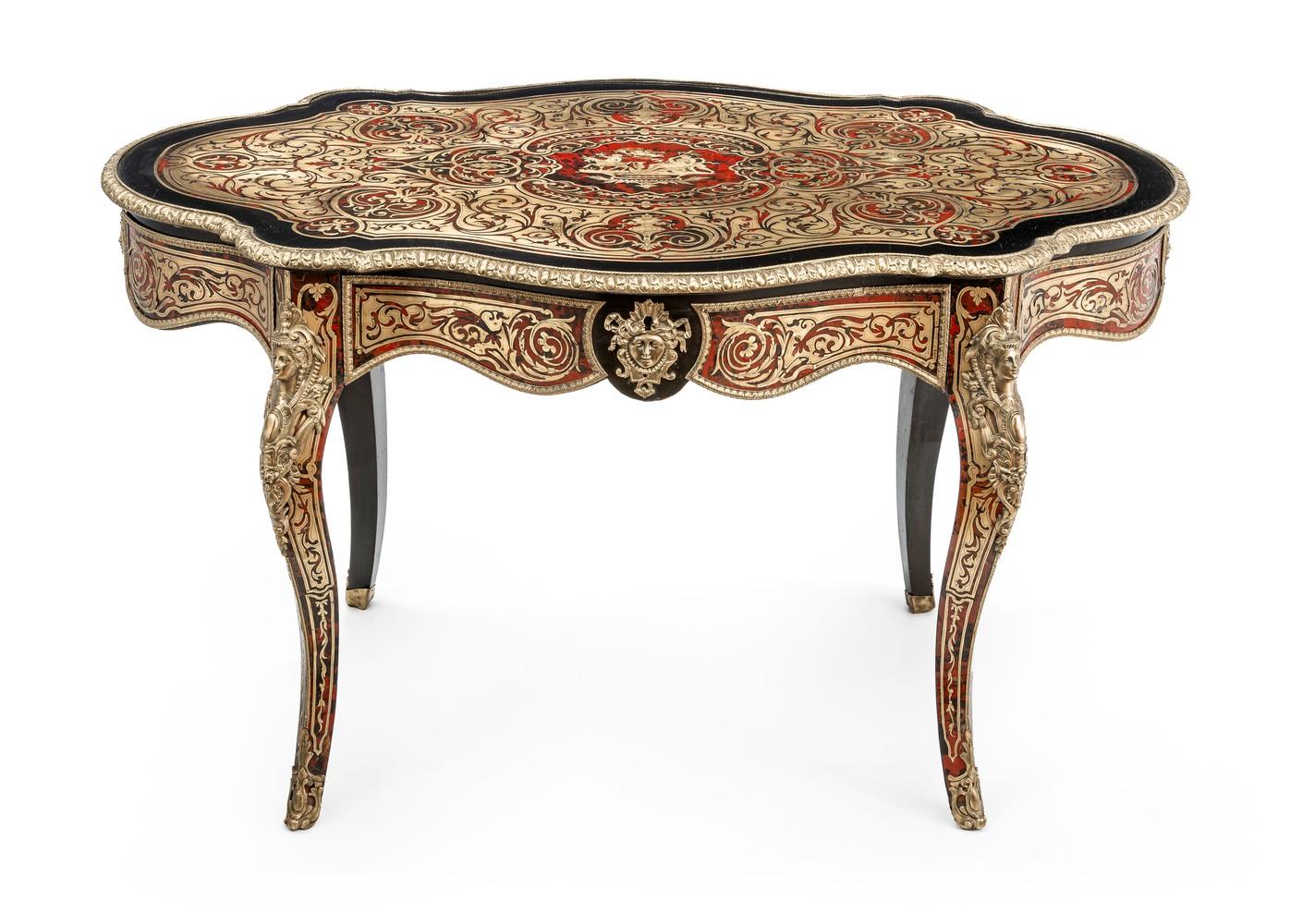 Impressionnante table de salon Napoléon III avec incrustations Boulle vers 1870

Cadre ébonisé avec marqueterie de laiton sur fond d'écaille. Plateau et cadre ovales incurvés avec tiroir et moulures en laiton. Au centre de la partie supérieure, une