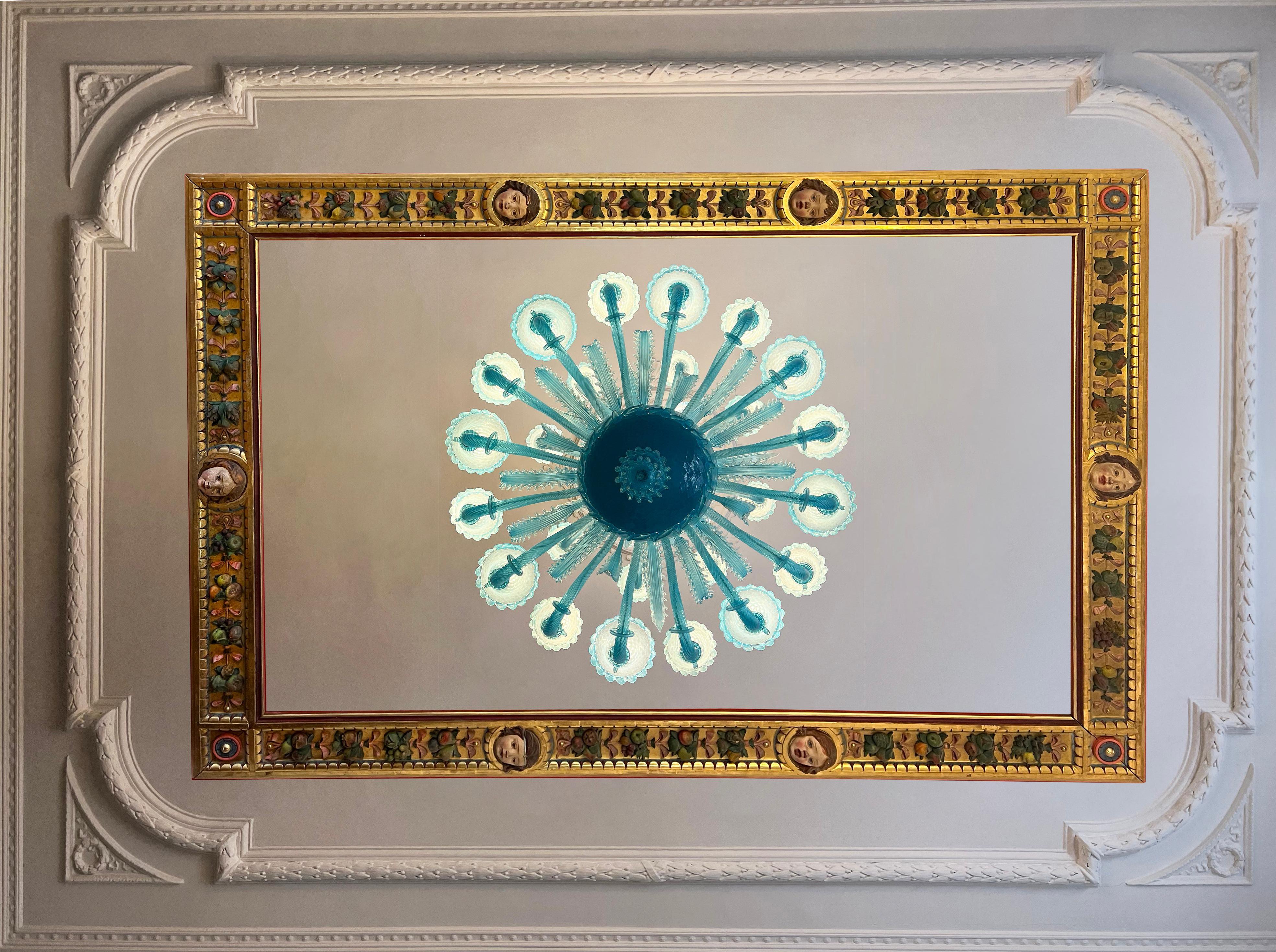 Preziosa cornice piena di volti scolpiti. La cornice è impreziosita da frutta sapientemente disposta su uno sfondo dorato. Opera di un artigiano fiorentino dei primi del Novecento, apparteneva alla residenza svizzera del barone Von Planta.