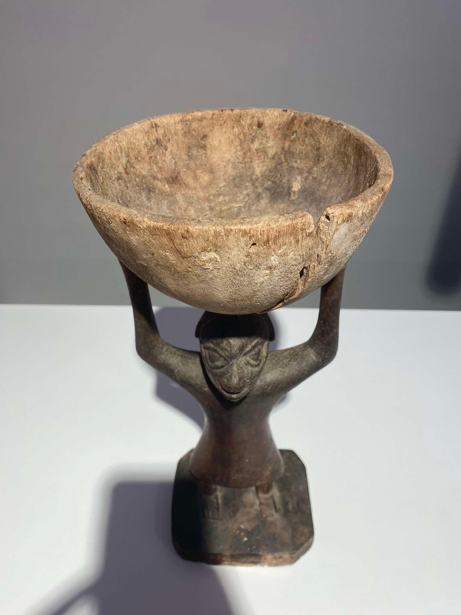 Impressive Old Yoruba or Fon Cup Carrier - Nigeria - Benin - Before 1920 For Sale 4