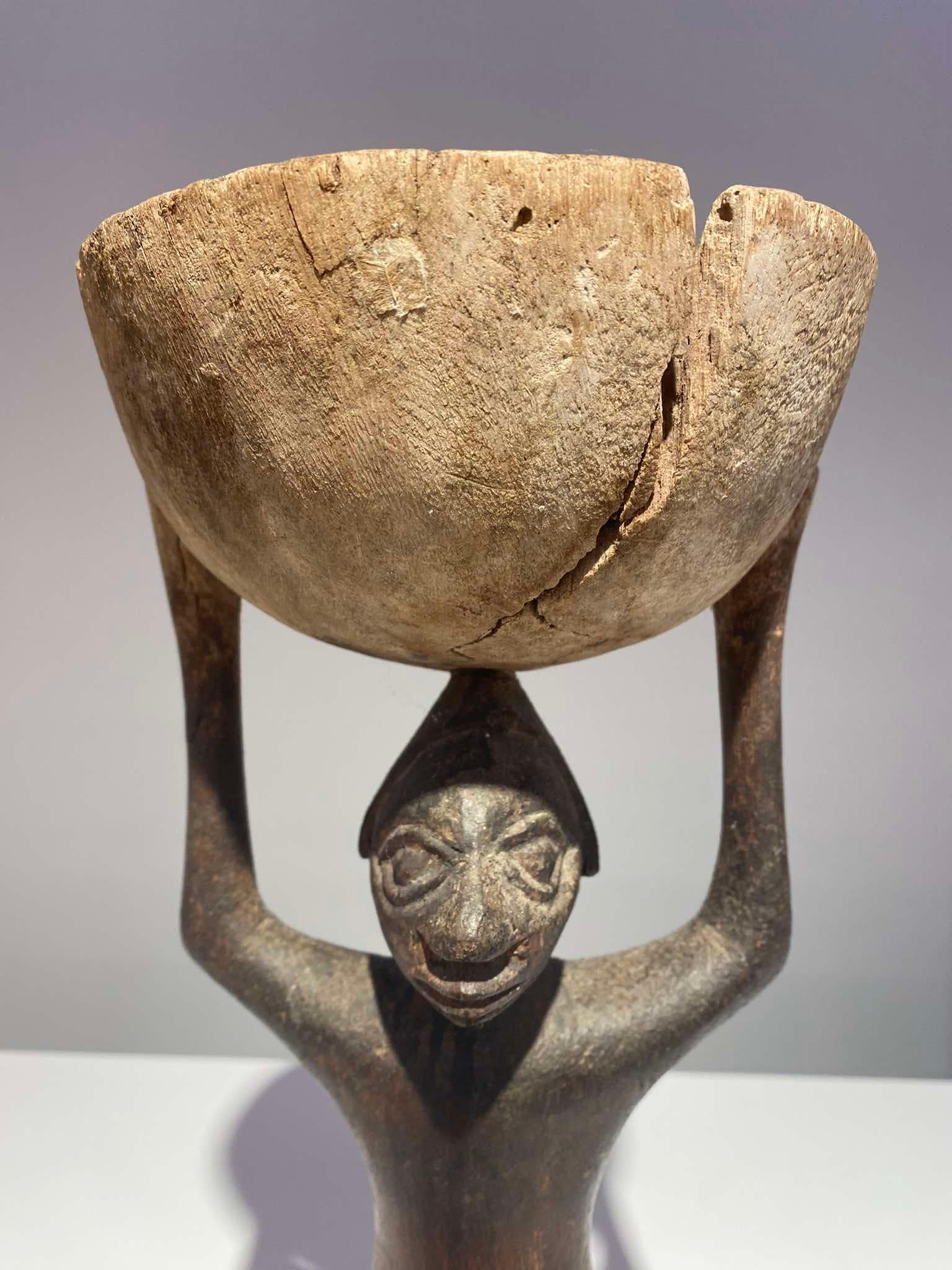 Antique Cup Bearer of the Fon people - Benin / Kingdom of Dahomey
Period: 19th Century / before 1920.
Beautiful patina of use !!!
Length: 29 cm (without the base)
Very good condition (see photos please)
French private collection