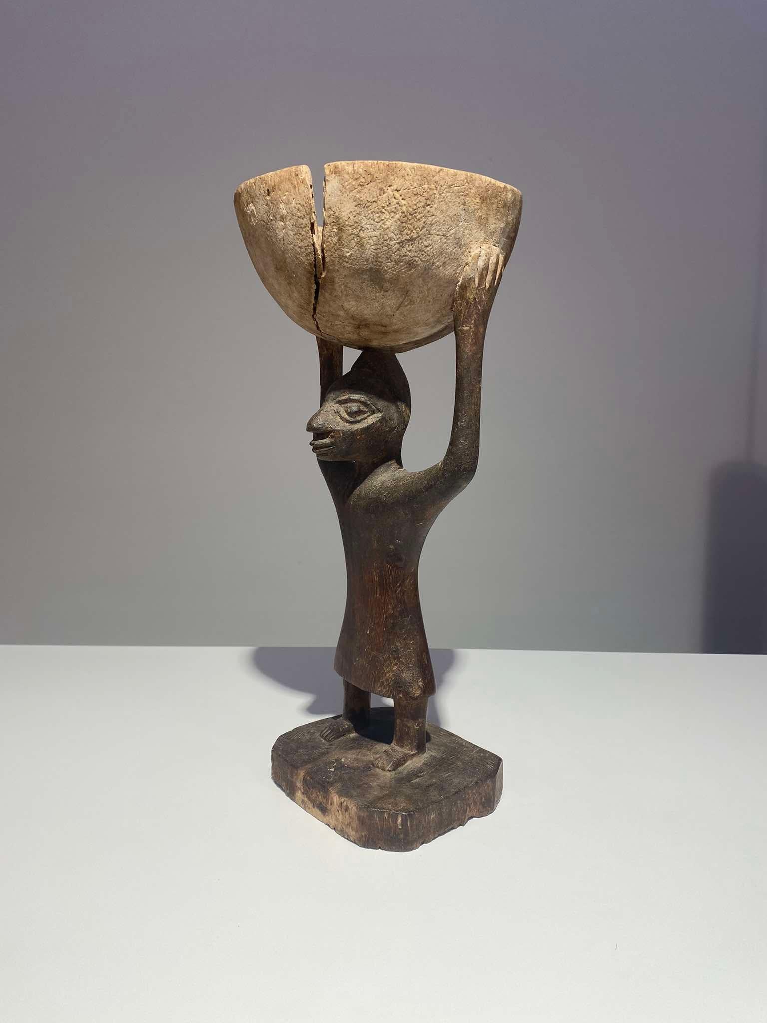 Beninese Impressive Old Yoruba or Fon Cup Carrier - Nigeria - Benin - Before 1920 For Sale