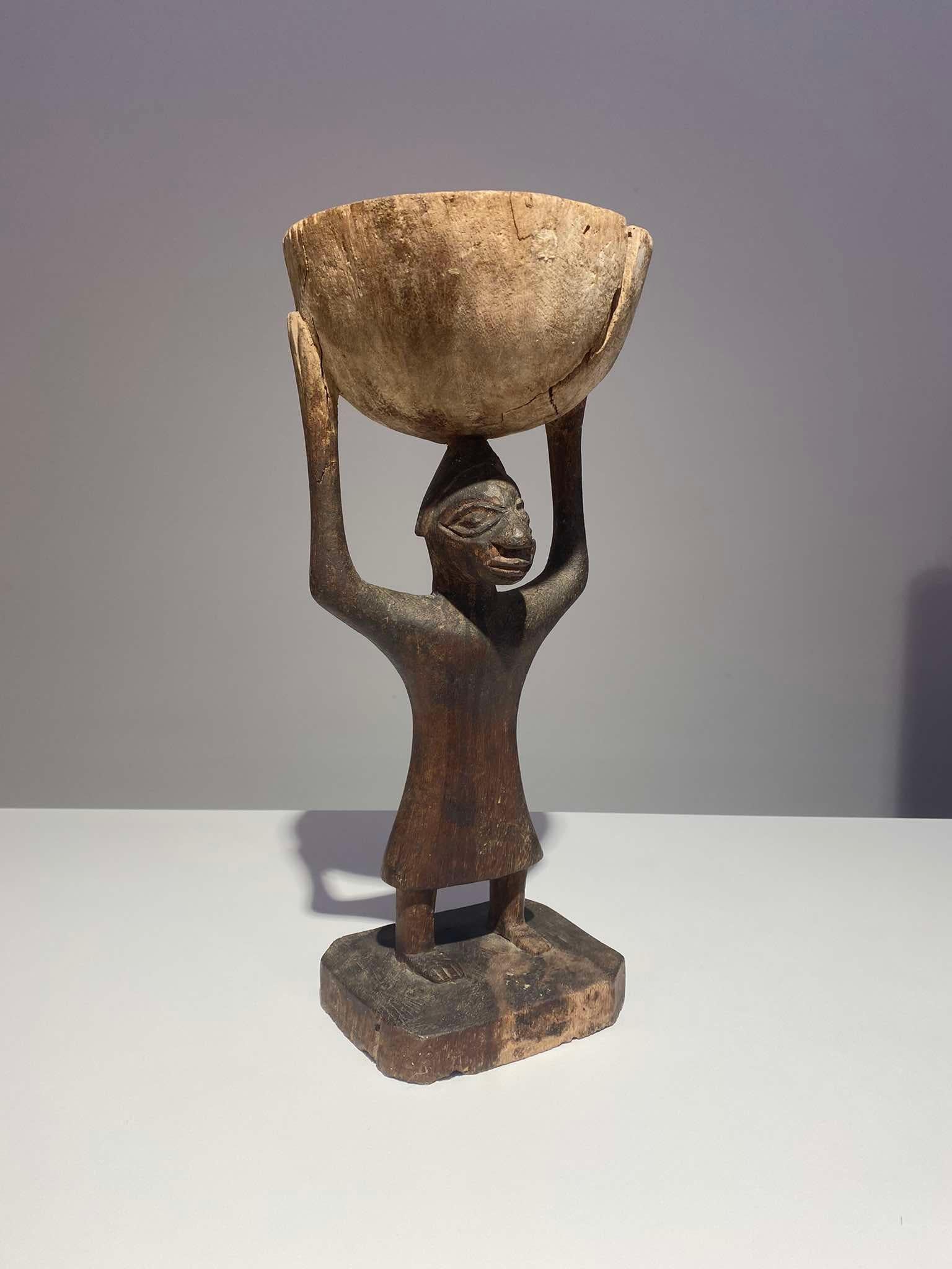 Impressive Old Yoruba or Fon Cup Carrier - Nigeria - Benin - Before 1920 In Good Condition For Sale In Leuven, BE