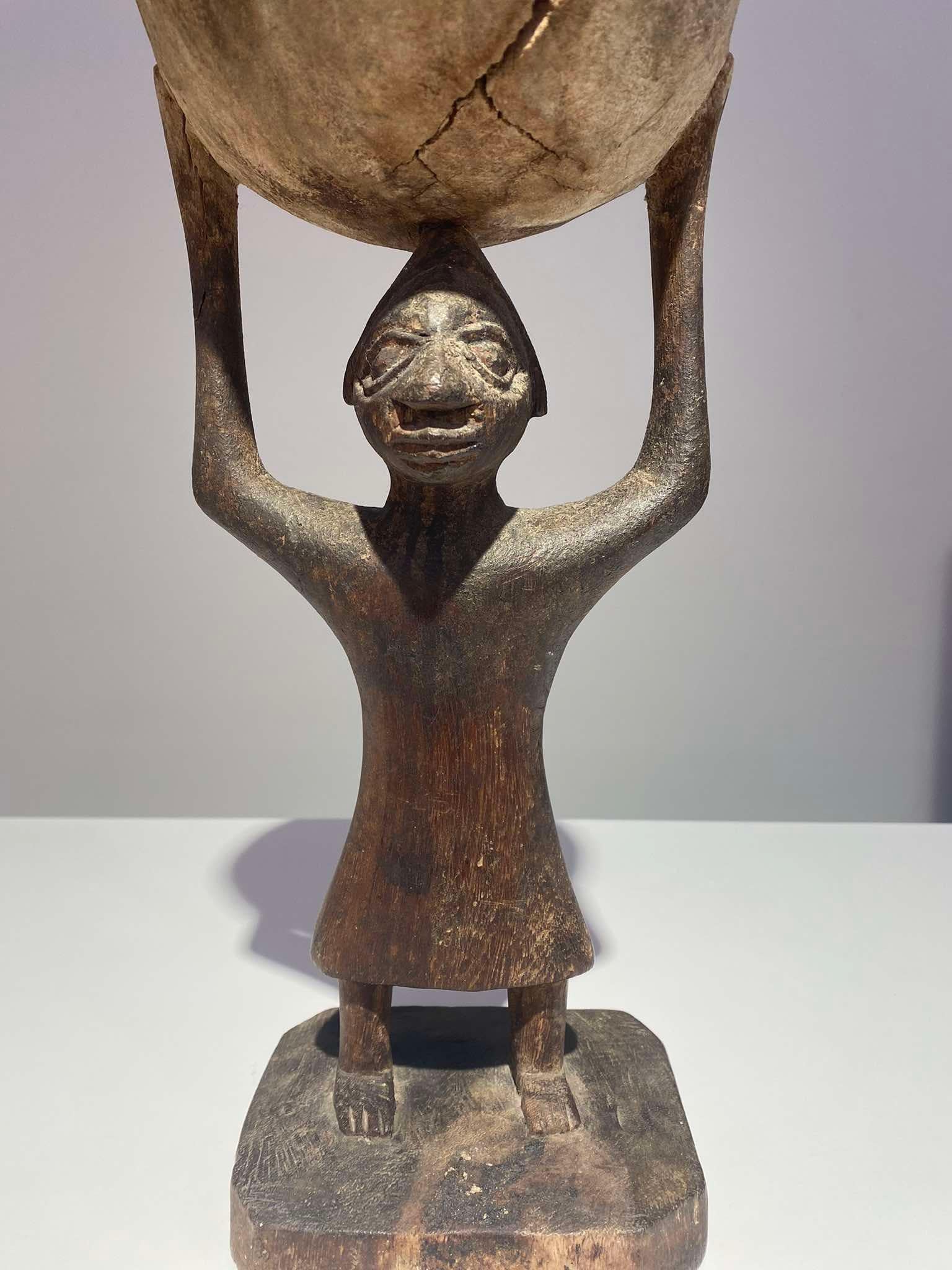 19th Century Impressive Old Yoruba or Fon Cup Carrier - Nigeria - Benin - Before 1920 For Sale