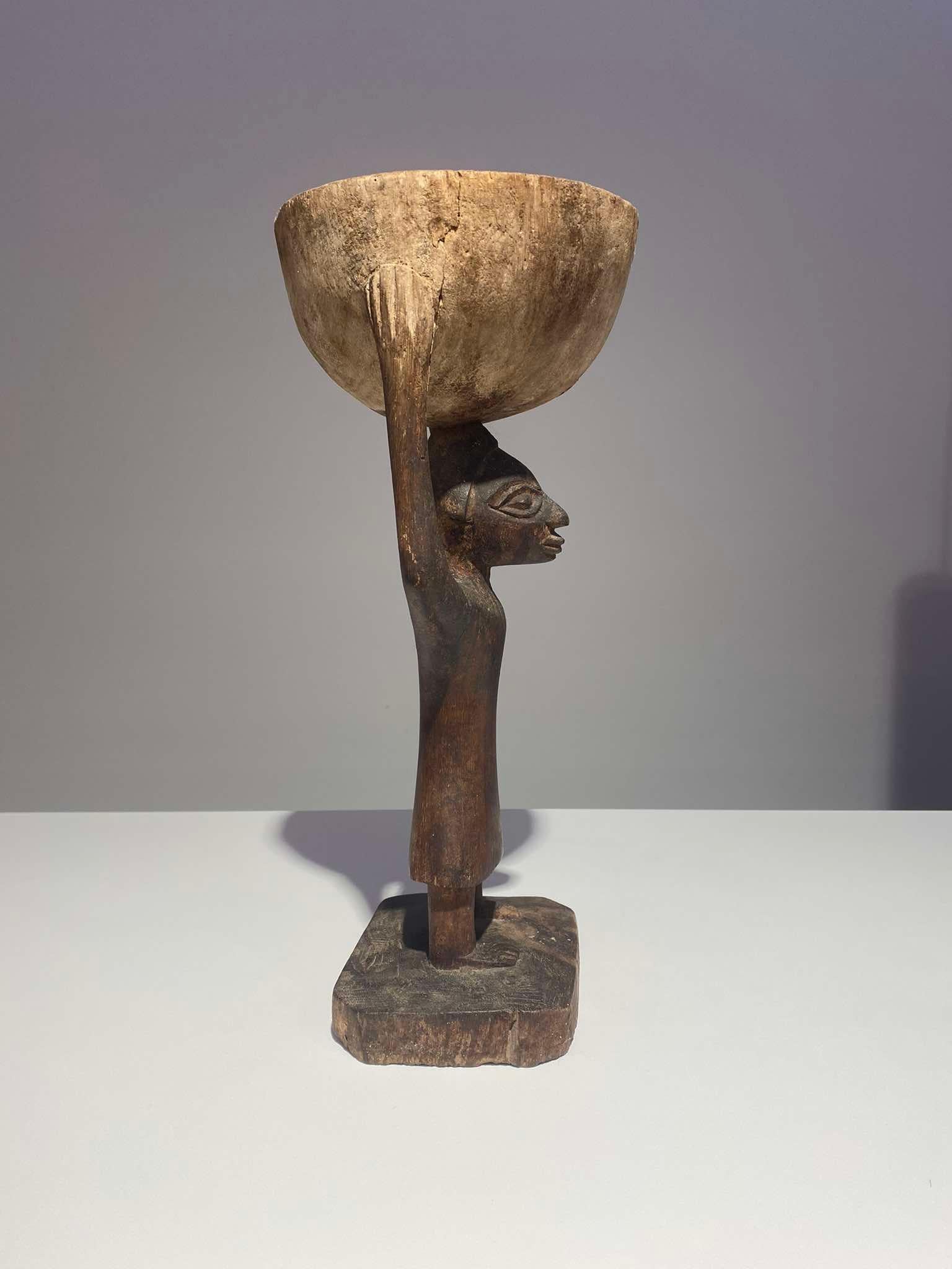 Impressive Old Yoruba or Fon Cup Carrier - Nigeria - Benin - Before 1920 For Sale 2