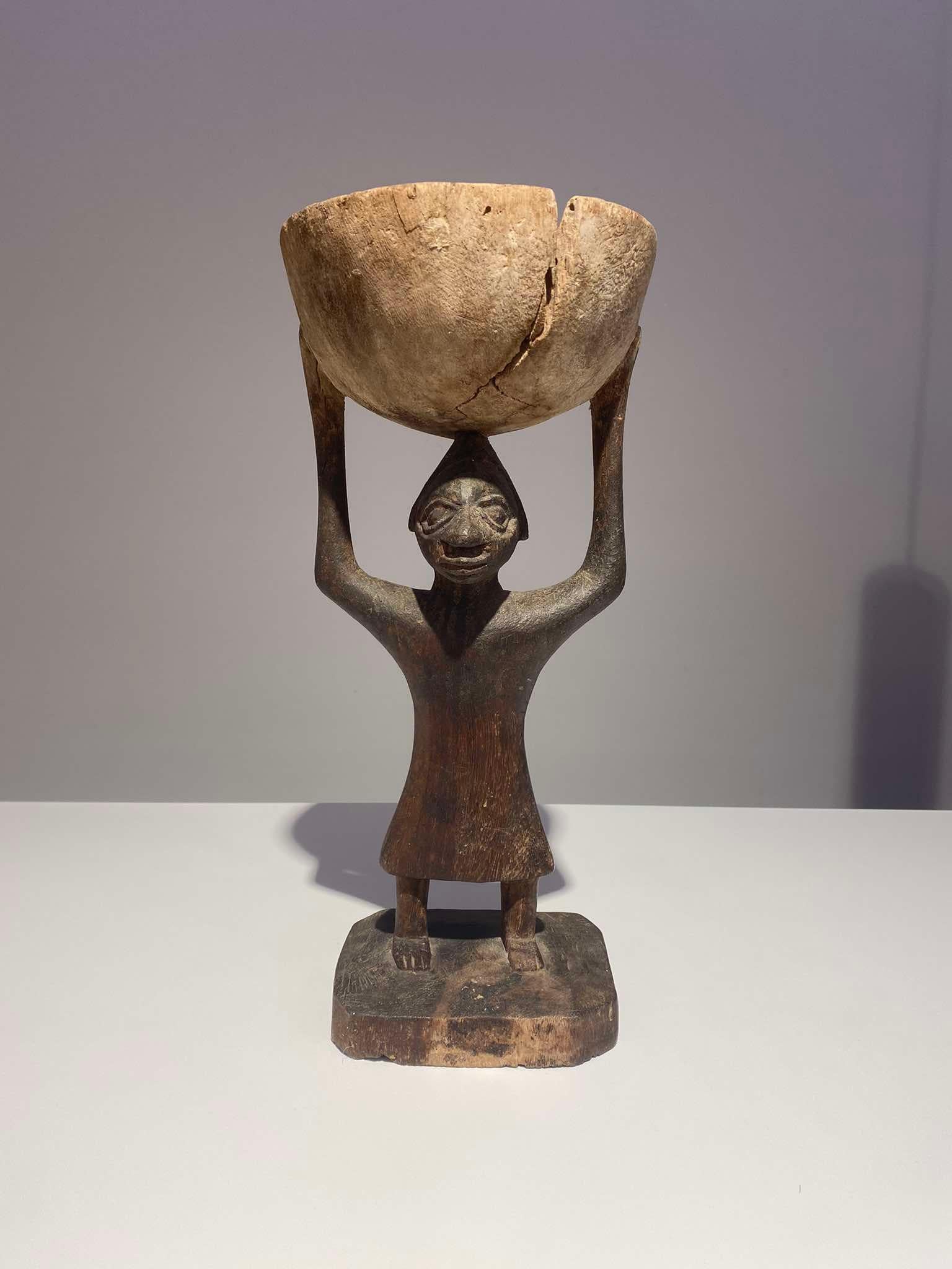 Impressive Old Yoruba or Fon Cup Carrier - Nigeria - Benin - Before 1920 For Sale 3