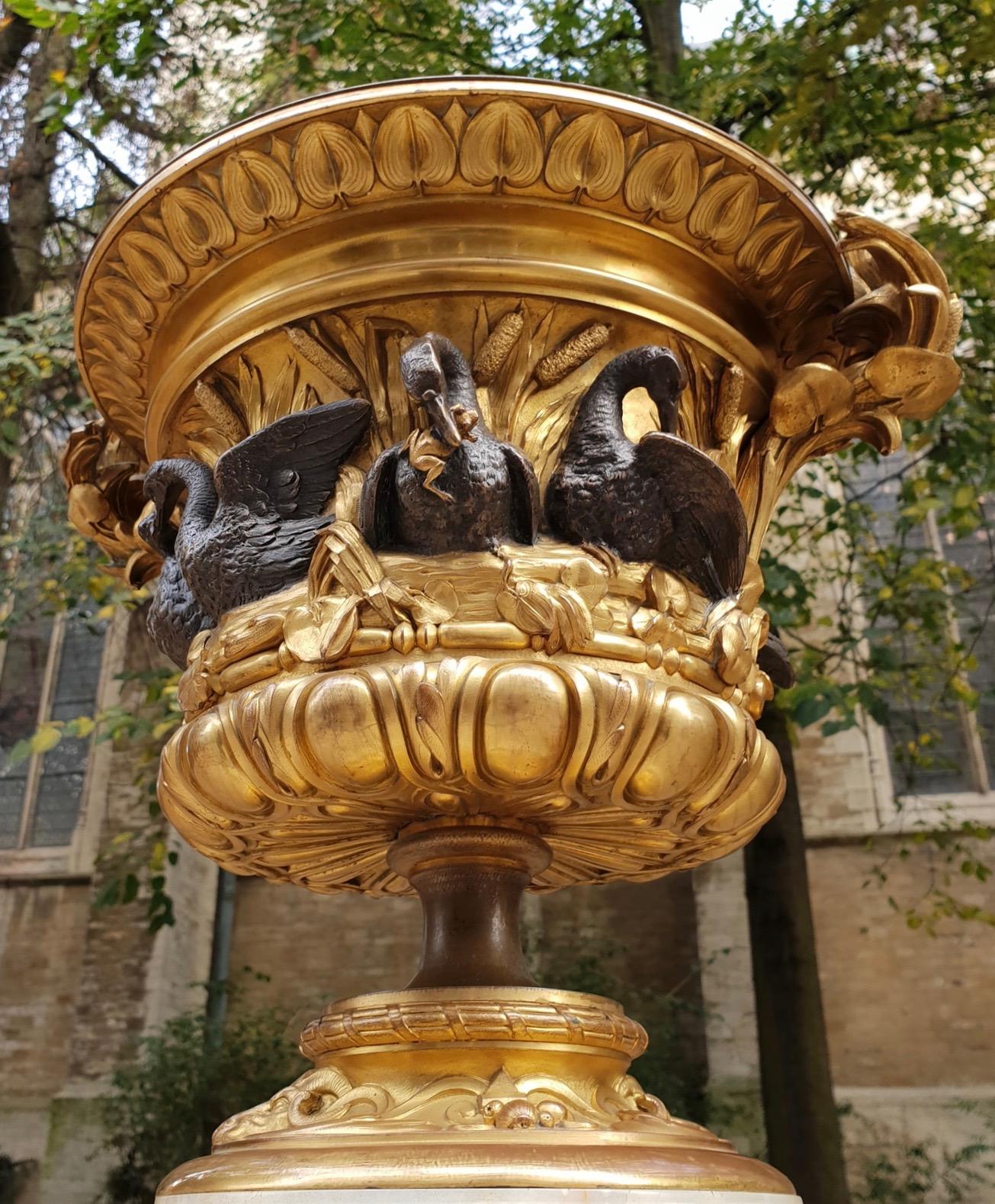 Eine beeindruckende ornamentale Vase aus Ormolu in Campana-Form. Das Bronzegefäß ruht auf einem geformten konkaven Giebel aus Achatstein mit einem byzantinischen kreuzförmigen Sockel.
Der vergoldete, konkave Fuß der Vase zeigt Widderköpfe, die von