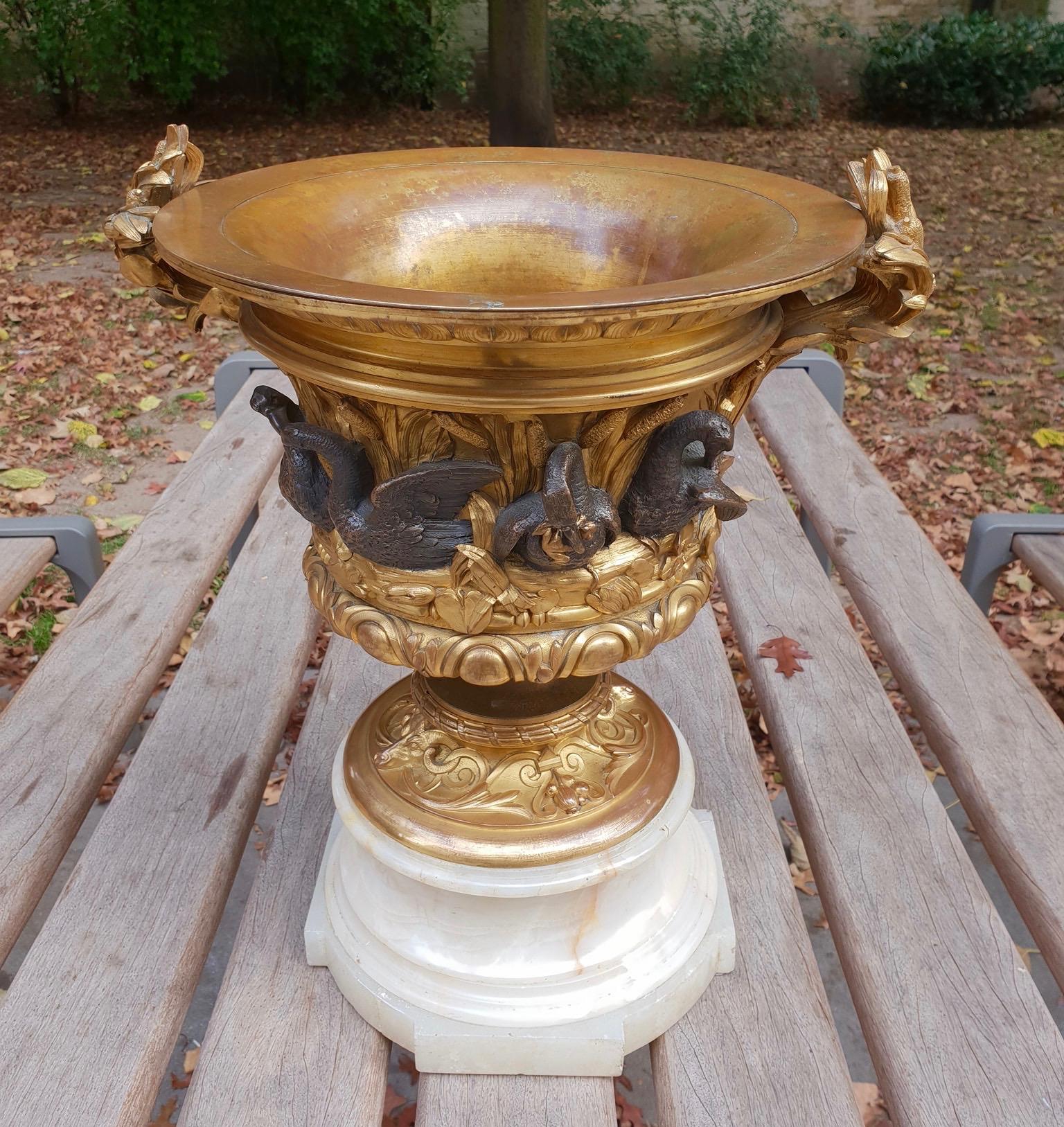 Impresionante Centro de Mesa o Jardinera Ornamental Doré Ormolu de Forma Campana Francés en venta