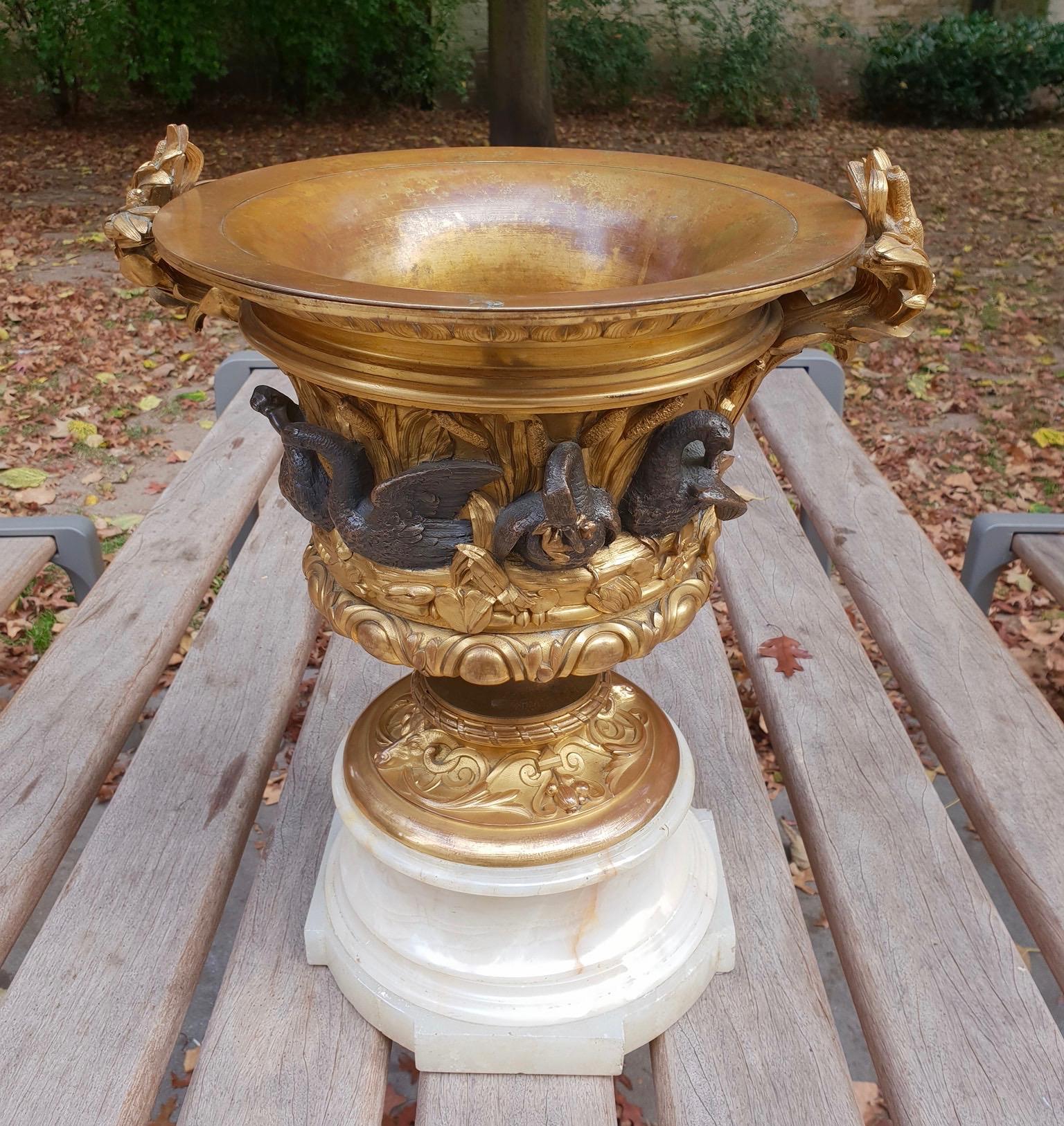 Français Impressionnant centre de table ou jardinière en bronze doré de forme Campana en vente